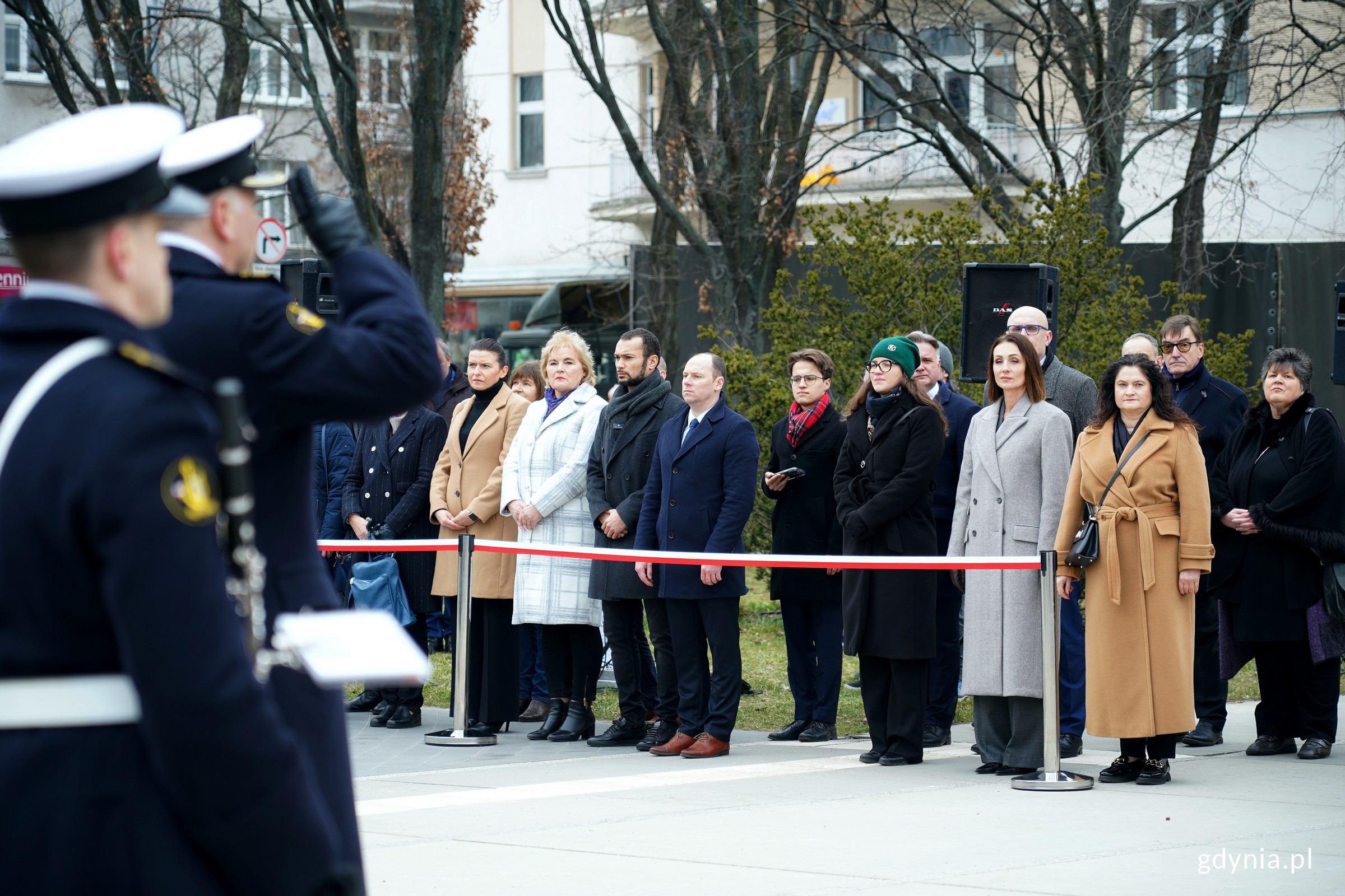 Od lewej: Mariola Śrubarczyk-Cichowska - wiceprzewodnicząca Rady Miasta Gdyni, radni Małgorzata W&oacute;jcik, Teresa Bysewska i Marcus da Silva, poseł Rafał Siemaszko, posłowie Wioleta Tomczak i Michał Kowalski, wojewoda Beata Rutkiewicz, wiceprezydent Gdyni Bartłomiej Austen oraz posłanka Dorota Arciszewska-Mielewczyk podczas uroczystości z okazji 26. rocznicy przystąpienia Polski do NATO (fot. Magdalena Czernek)