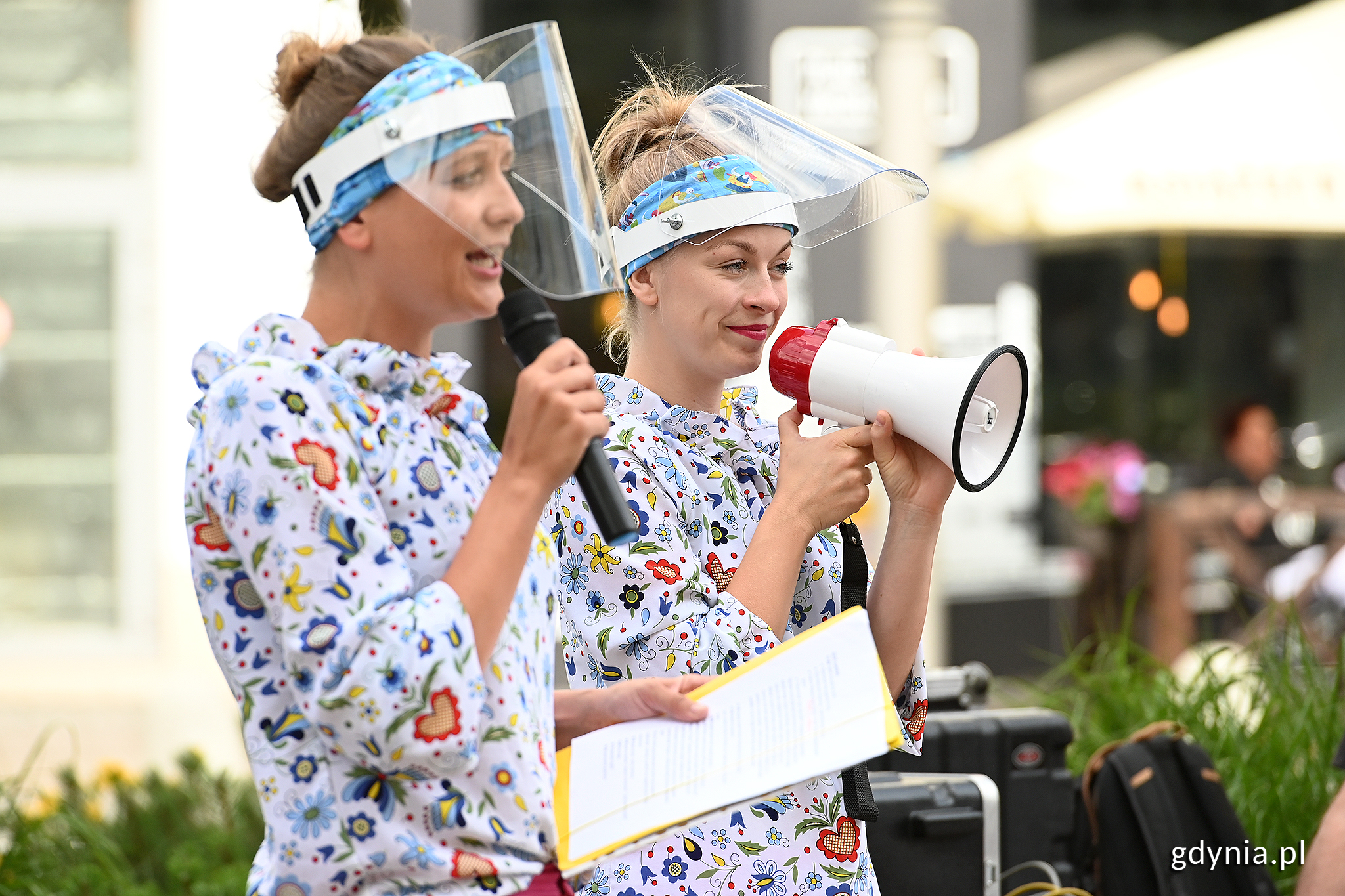 Animatorki Gdyni Rodzinnej: Zuzia i Zosia na placu Kaszubskim. Fot. GR