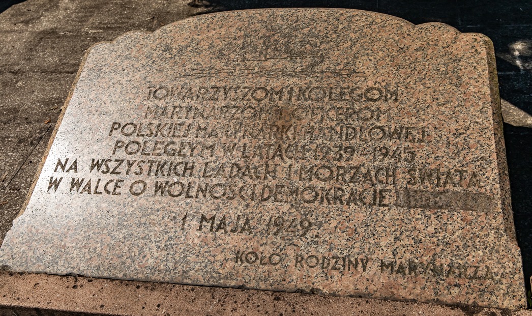 Tablica upamietniająca poległych w latach 1939-1945 marynarzy i oficer&oacute;w Polskiej Marynarki Handlowej. fot. Henryk Nagrodzki / MMW