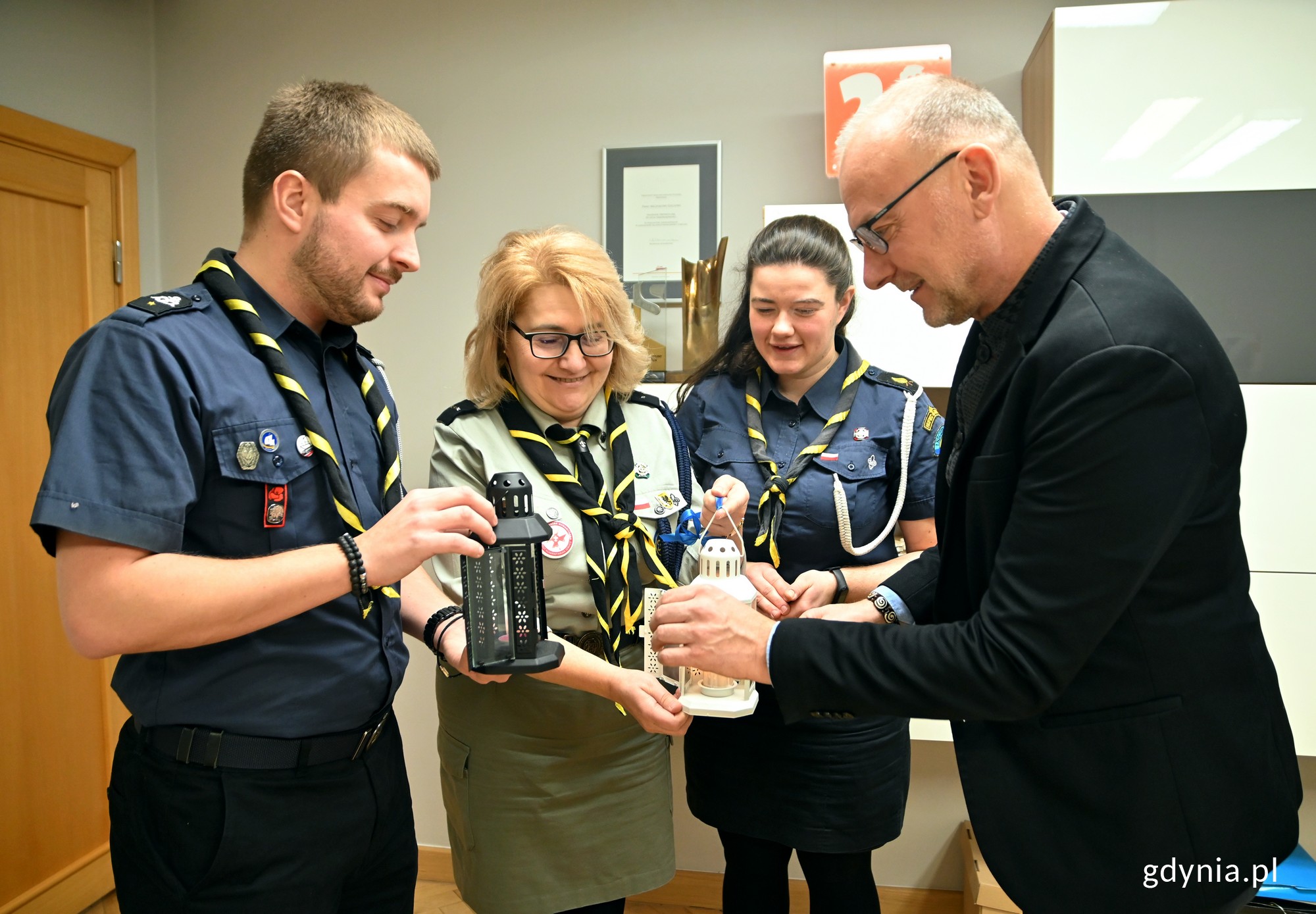 Od lewej: podharcmistrz Krystian Domański &ndash; zastępca komendant Hufca ZHP w Gdyni, harcmistrz Anna Sadowska  z 21. Szczepu &bdquo;Polaris&rdquo; i harcmistrz Agnieszka Szlosowska &ndash; komendant Hufca ZHP w Gdyni przekazali Betlejemskie Światło Pokoju wiceprezydentowi Michałowi Guciowi // fot. Magdalena Czernek