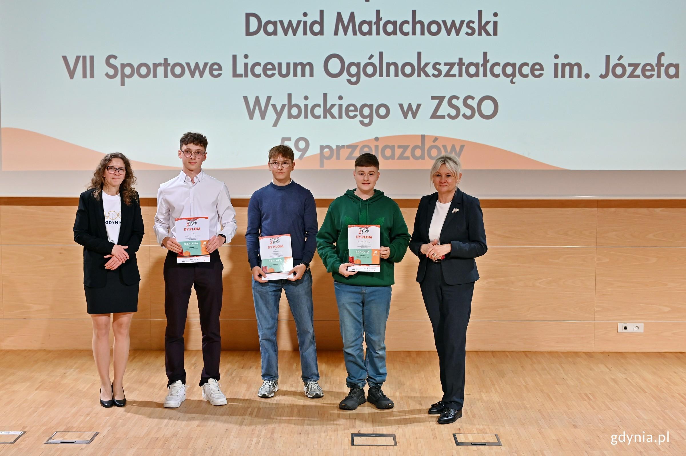 Uczniowie z najlepszymi wynikami w kategorii &bdquo;Przejazdy&rdquo; wraz z Iwoną Tanewska &ndash; naczelniczką Wydziału Edukacji Urzędu Miasta Gdyni i Dominiką Godlewską&nbsp;&ndash; koordynatorką kampanii &bdquo;Jak szkoła to dwa koła&rdquo; z ramienia Referatu Zarządzania Ruchem i Mobilnością Urzędu Miasta Gdyni (fot. Magdalena Czernek)