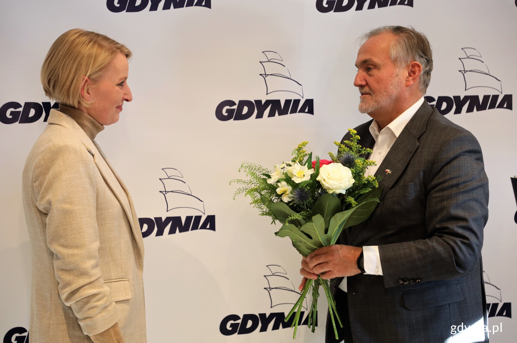 Prezydent Wojciech Szczurek gratulujący Jolancie Klauze