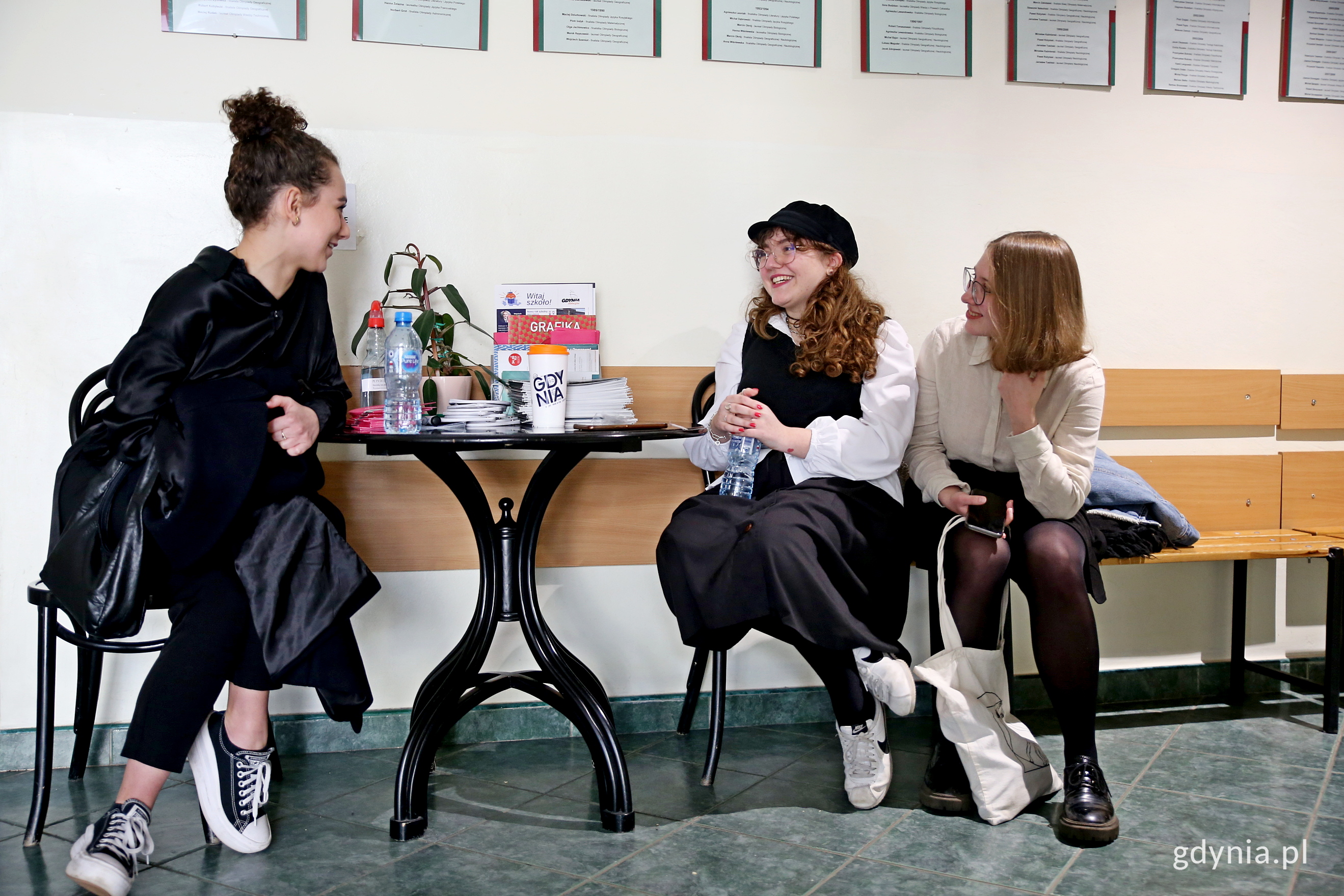 Maturzystka Julia Czerczuk (wśrodku) z koleżankami. Fot. Przemysław Kozłowski