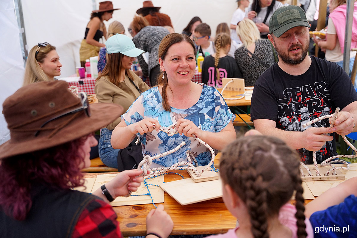 Prezydent Gdyni Aleksandra Kosiorek podczas warsztat&oacute;w wiązania węzł&oacute;w (fot. materiały prasowe)