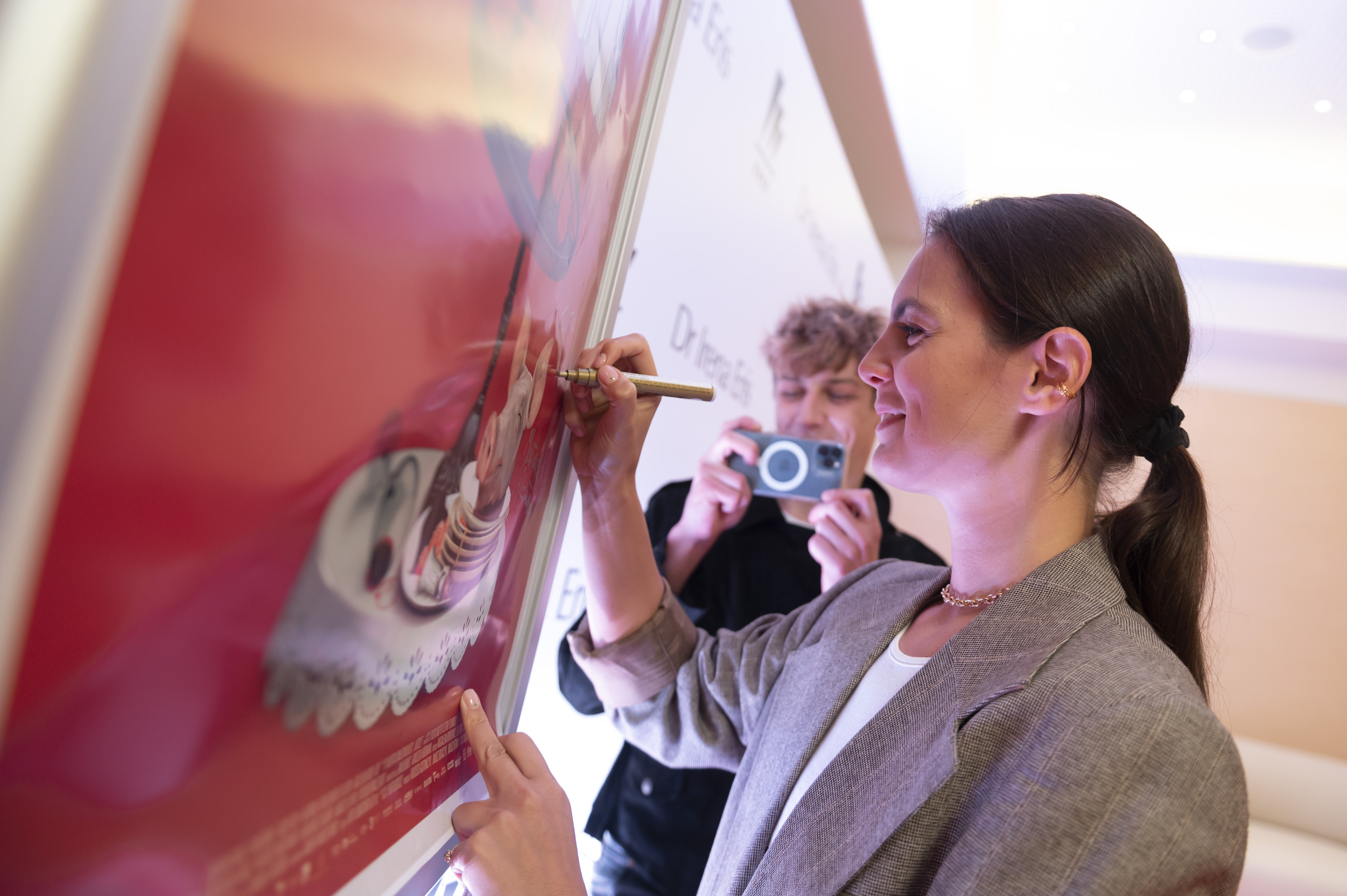 Aktorzy z filmu &bdquo;Wesele&rdquo; podpisują plakat podczas 47. FPFF, fot. Anna Bobrowska / FPFF