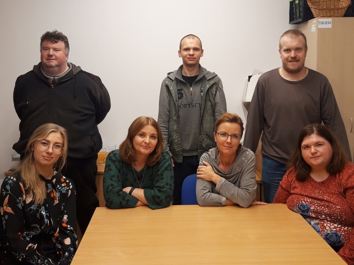 grupa kobiet i mężczyzn przy stole