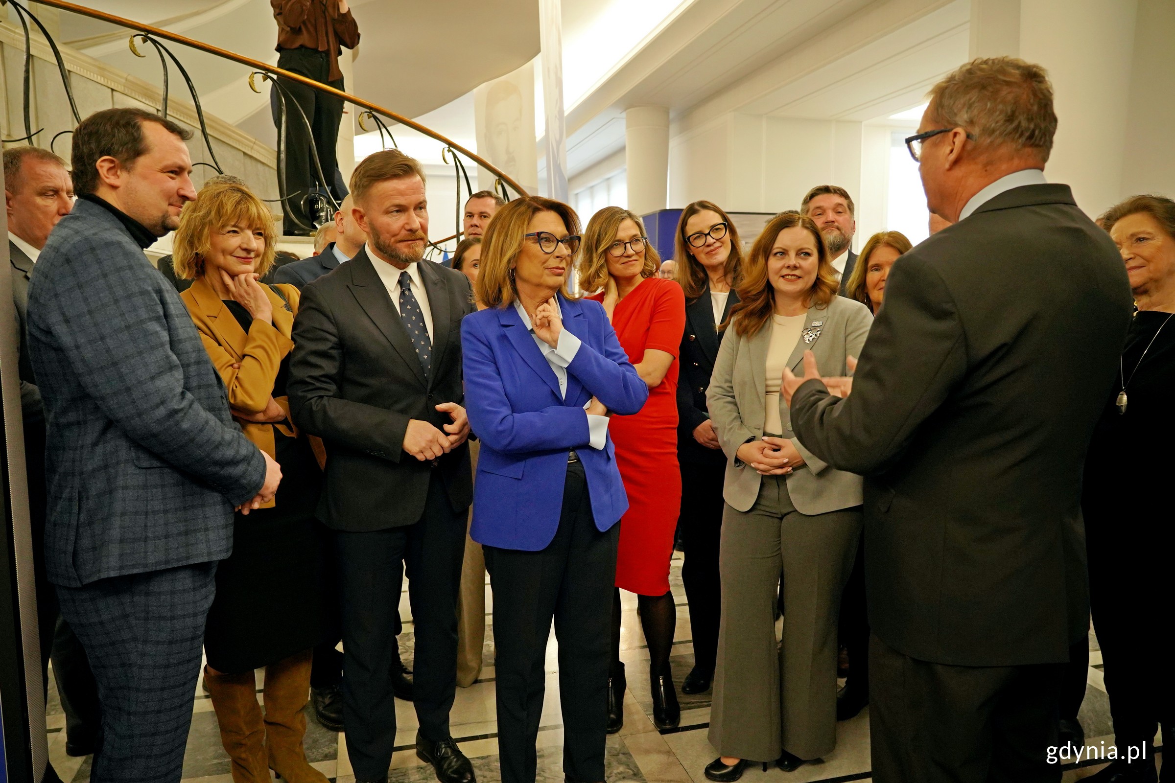 Od lewej: Michał Miegoń &ndash; kurator wystawy, Karin Moder &ndash; dyrektorka Muzeum Marynarki Wojennej, senator Ryszard Świlski, Małgorzata Kidawa-Błońska &ndash; marszałek Senatu, senatorka Magdalena Biejat, posłanka Wioleta Tomczak, prezydent Gdyni Aleksandra Kosiorek, Tadeusz Szemiot &ndash; przewodniczący Rady Miasta Gdyni, Tomasz Miegoń &ndash; dyrektor Muzeum Marynarki Wojennej oraz Hanna Wenda-Uszyńska &ndash; wnuczka Tadeusza Wendy, a także inni goście podczas zwiedzania wystawy o Gdyni w Senacie RP (fot. Magdalena Czernek)