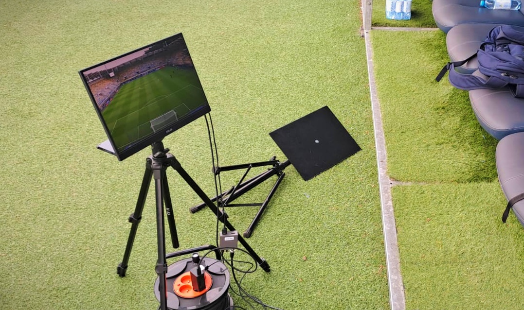 ekran z meczem na murawie