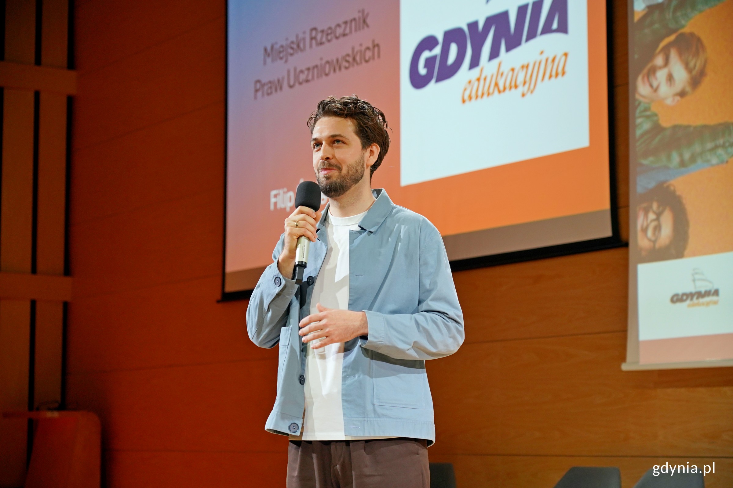 Filip Śmigielski, miejski rzecznik praw uczniowskich, podczas konferencji &bdquo;Głos młodych: sprawczość, prawa, przyszłość&rdquo; (fot. Magdalena Czernek)