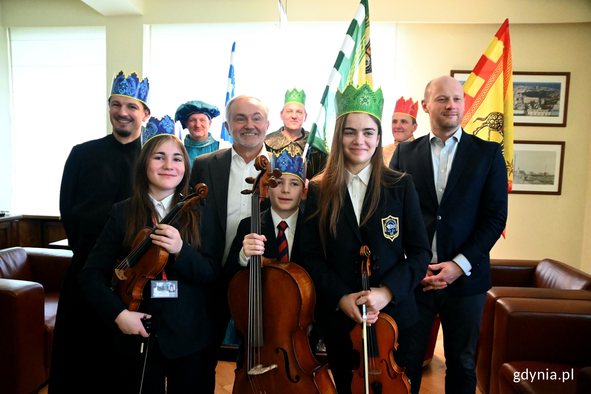 Prezydent Gdyni Wojciech Szczurek i wiceprezydent Bartosz Bartoszewicz z mędrcami oraz&nbsp;uczniami z Katolickiej Szkoły Podstawowej im. Świętej Rodziny // fot. Magdalena Czernek