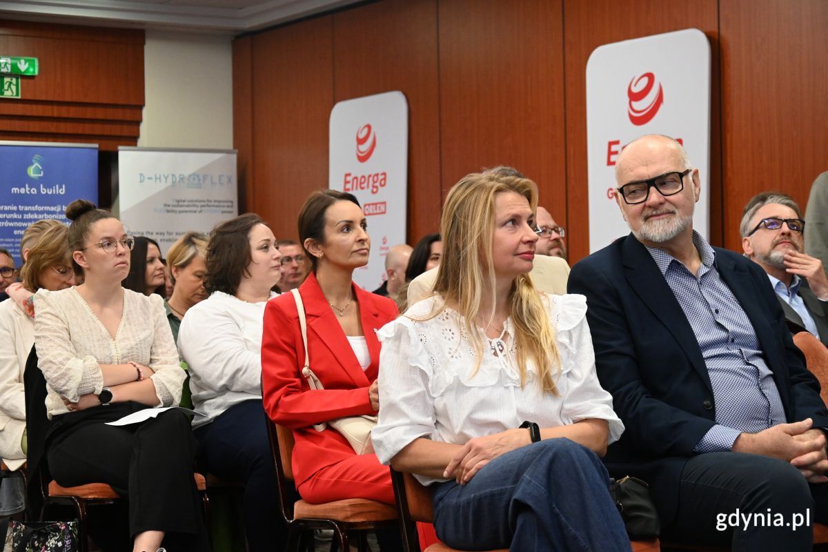 Na konferencji spotkali przedstawiciele samorząd&oacute;w, instytucji publicznych, środowiska naukowego oraz branży energetycznej. Na zdjęciu m.in.&nbsp;Hanna G&oacute;recka-Banasik, kierownik Samodzielnego Referatu ds. Energetyki UM Gdyni oraz Maurycy Rzeźniczak, zastępca naczelnika Wydziału Energetyki UM Gdynia (fot. Zofia Marczak)