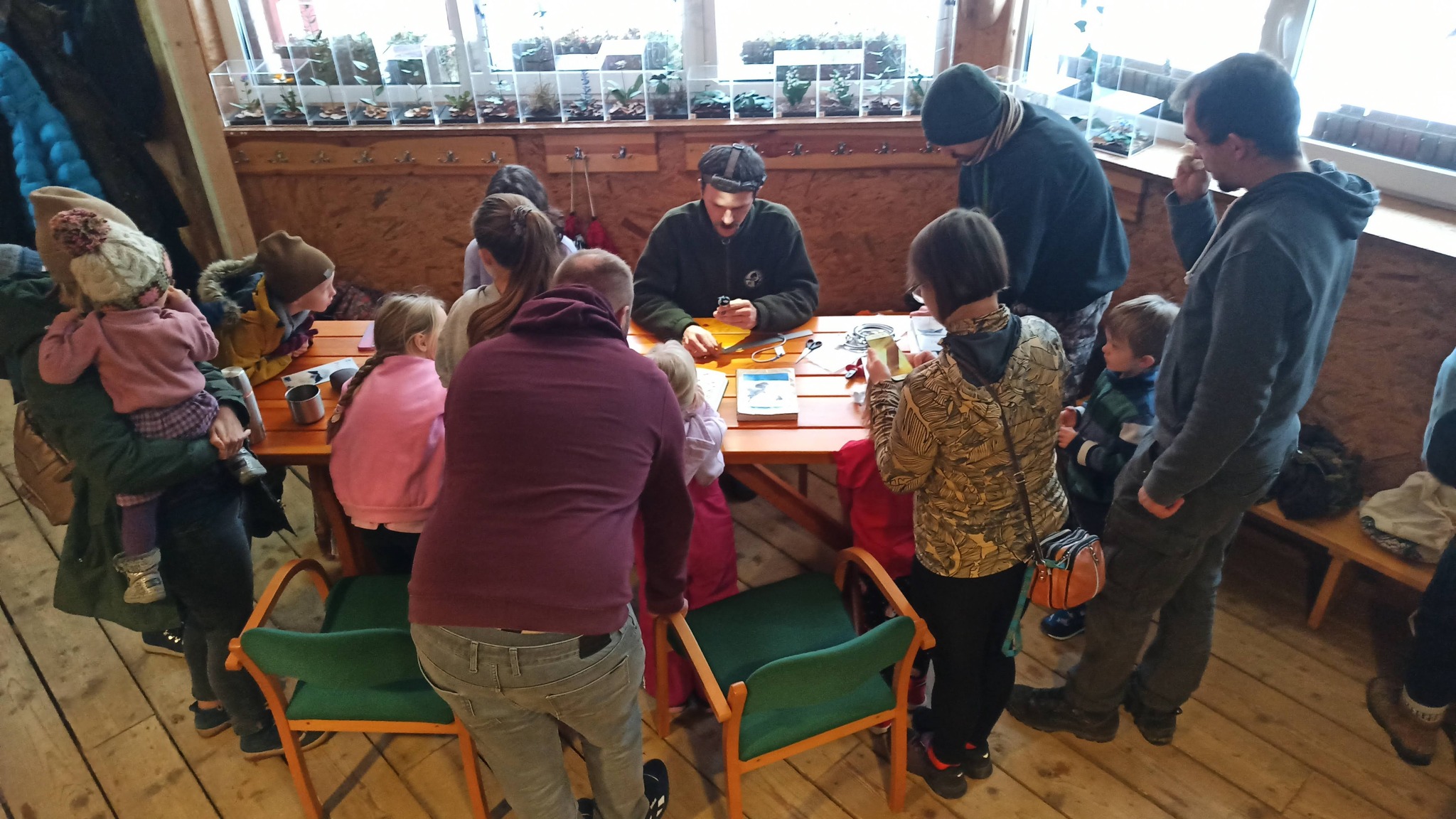 Na spotkania często zaglądają rodzice z dziećmi, bo to prawdziwa żywa lekcja przyrody, fot. Witold Ciechanowicz / Nadleśnictwo Gdańsk