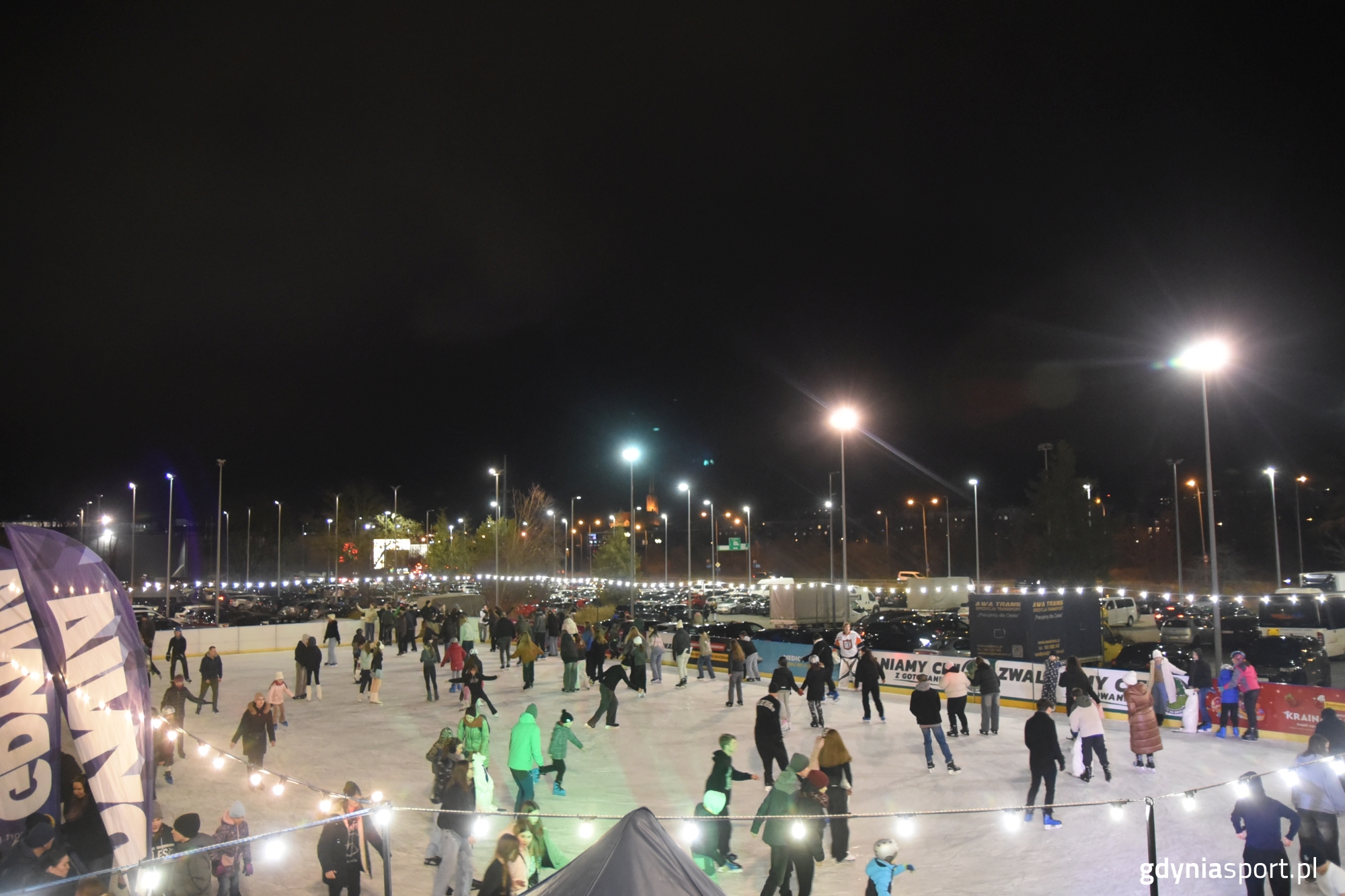 ludzie jeżdżący na lodzie po zmroku