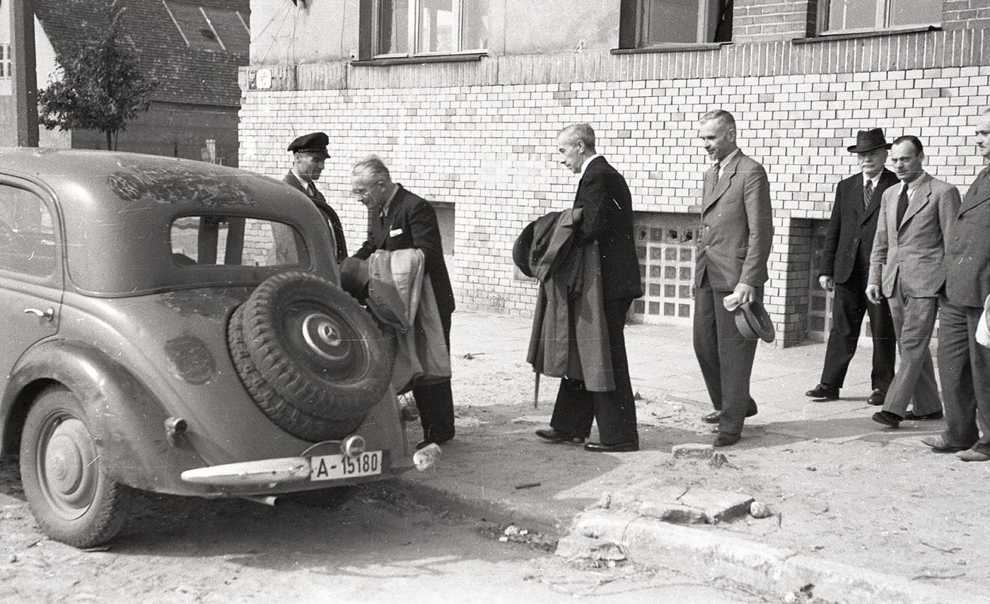 Eugeniusz Kwiatkowski (trzeci od lewej) przed siedzibą Dalmor'u S.A., fot. Florian Staszewski // Zdjęcie pochodzi ze zbior&oacute;w Muzeum Miasta Gdyni, z kolekcji fotografii z lat 1945-1946.