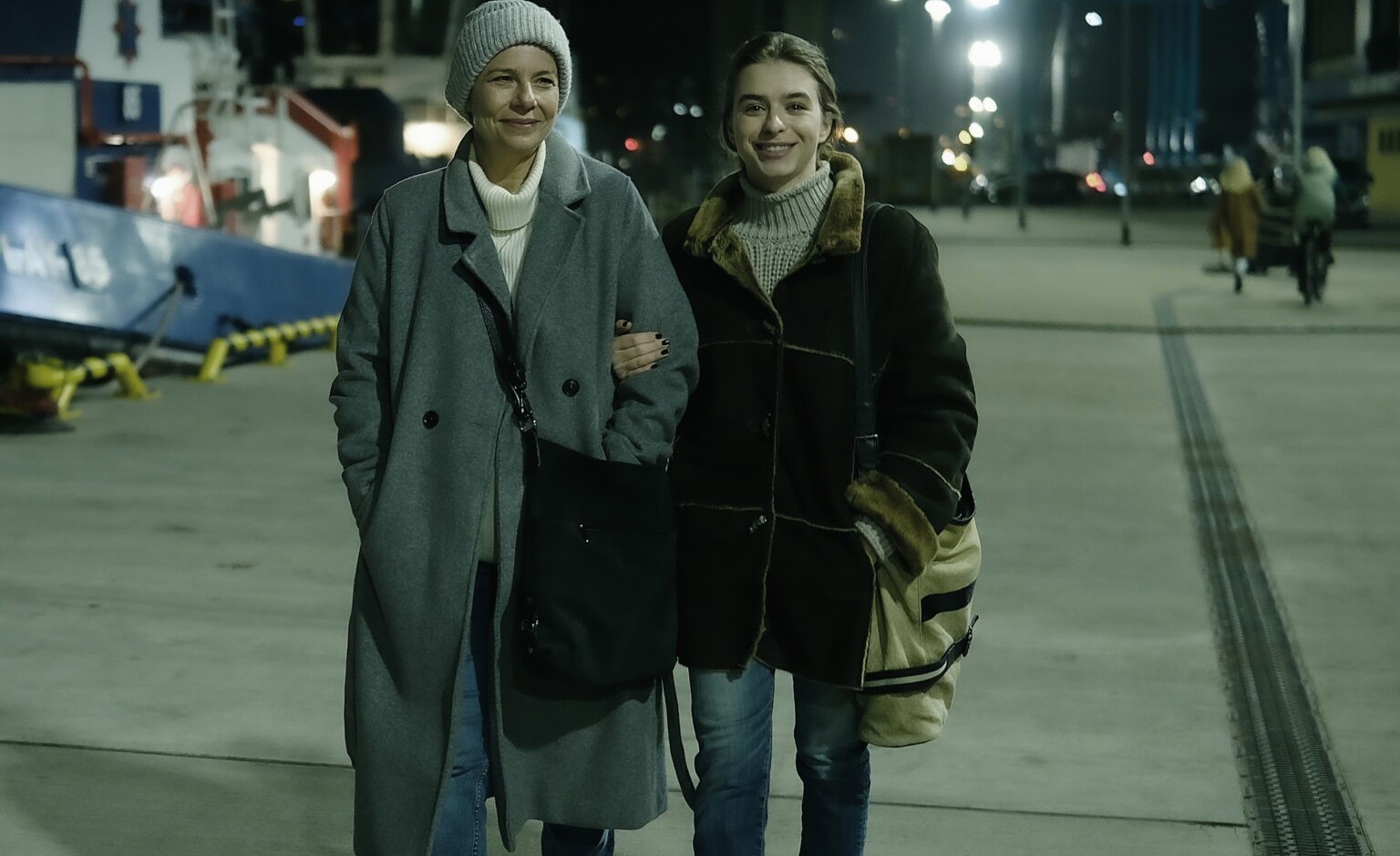 Agata Kulesza i Małgorzata Kozłowska wsp&oacute;lnie spacerują po ostrodze Pilotowej w Gdyni, widoczne przycumowane statki