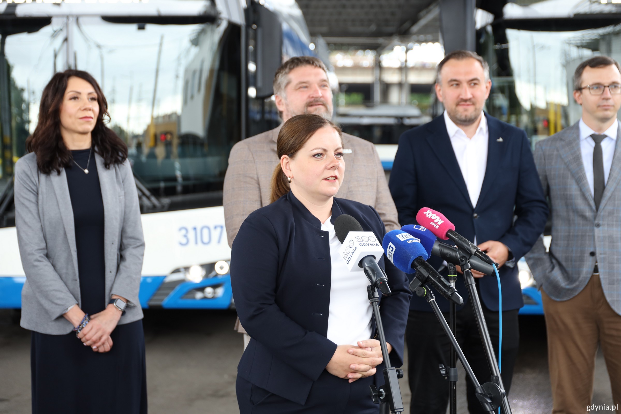 Na konferencji prezydent Gdyni Aleksandra Kosiorek (przy mikrofonie), Agnieszka Jankowska, prezes sp&oacute;łki GKM, Tadeusz Szemiot, przewodniczący Rady Miasta Gdyni, wiceprezydent Gdyni Tomasz Augustyniak i&nbsp;prezes PKM&nbsp;Paweł Misiak