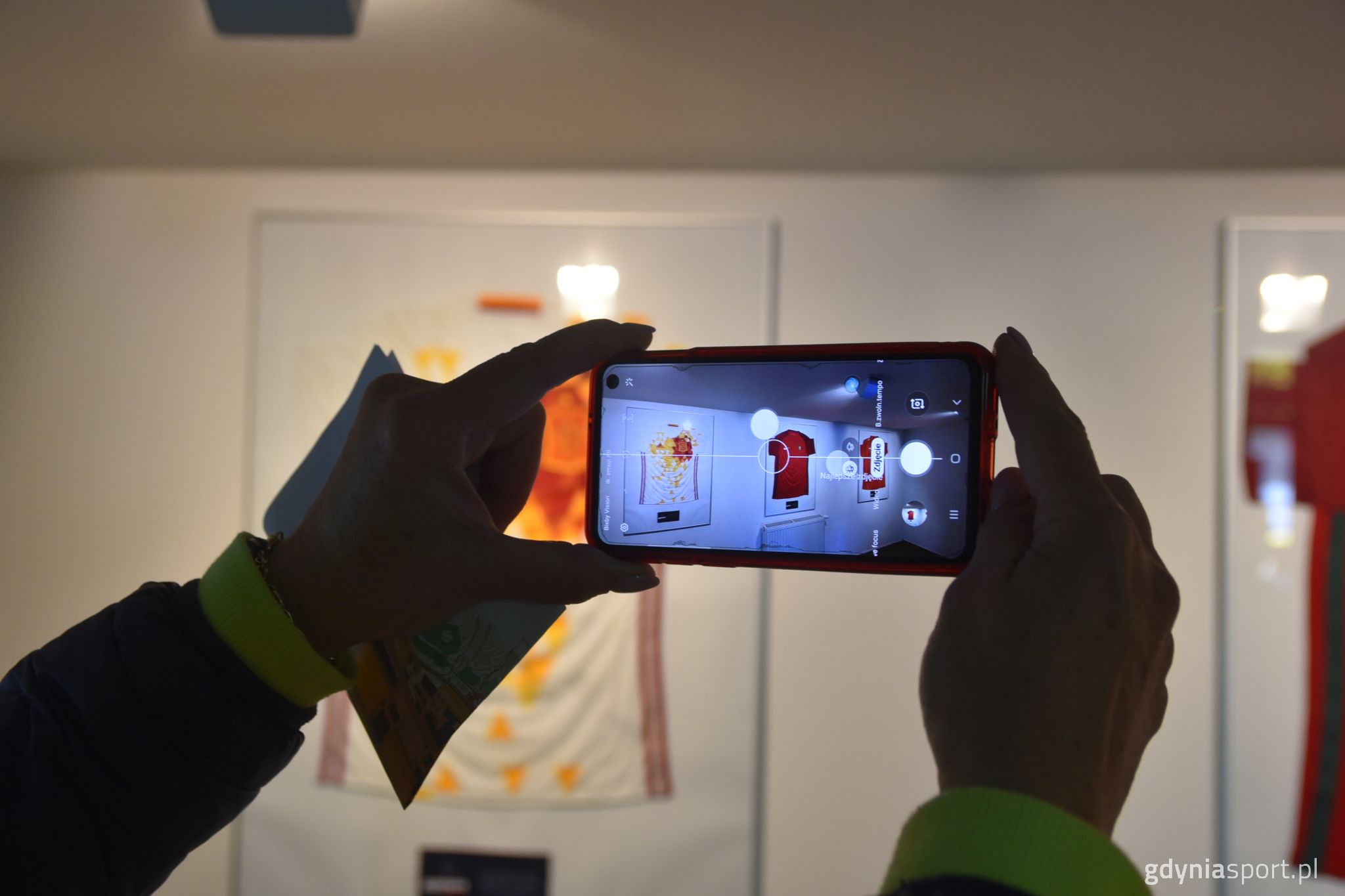 zdjęcie telefonu podczas robienia zdjęcia koszulek na stadionie