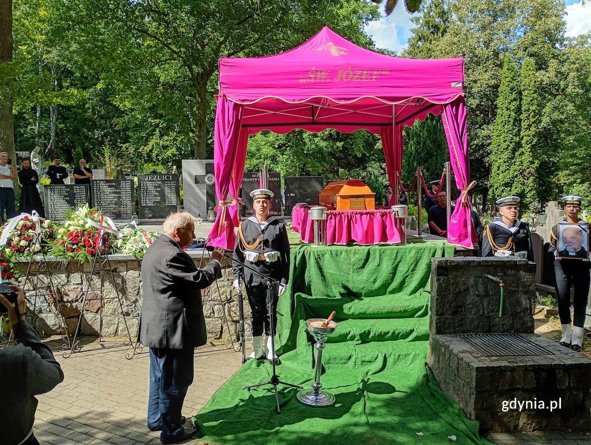 Aleksander Hall żegna ojca Bronisława Srokę na Cmentarzu Witomińskim w Gdyni