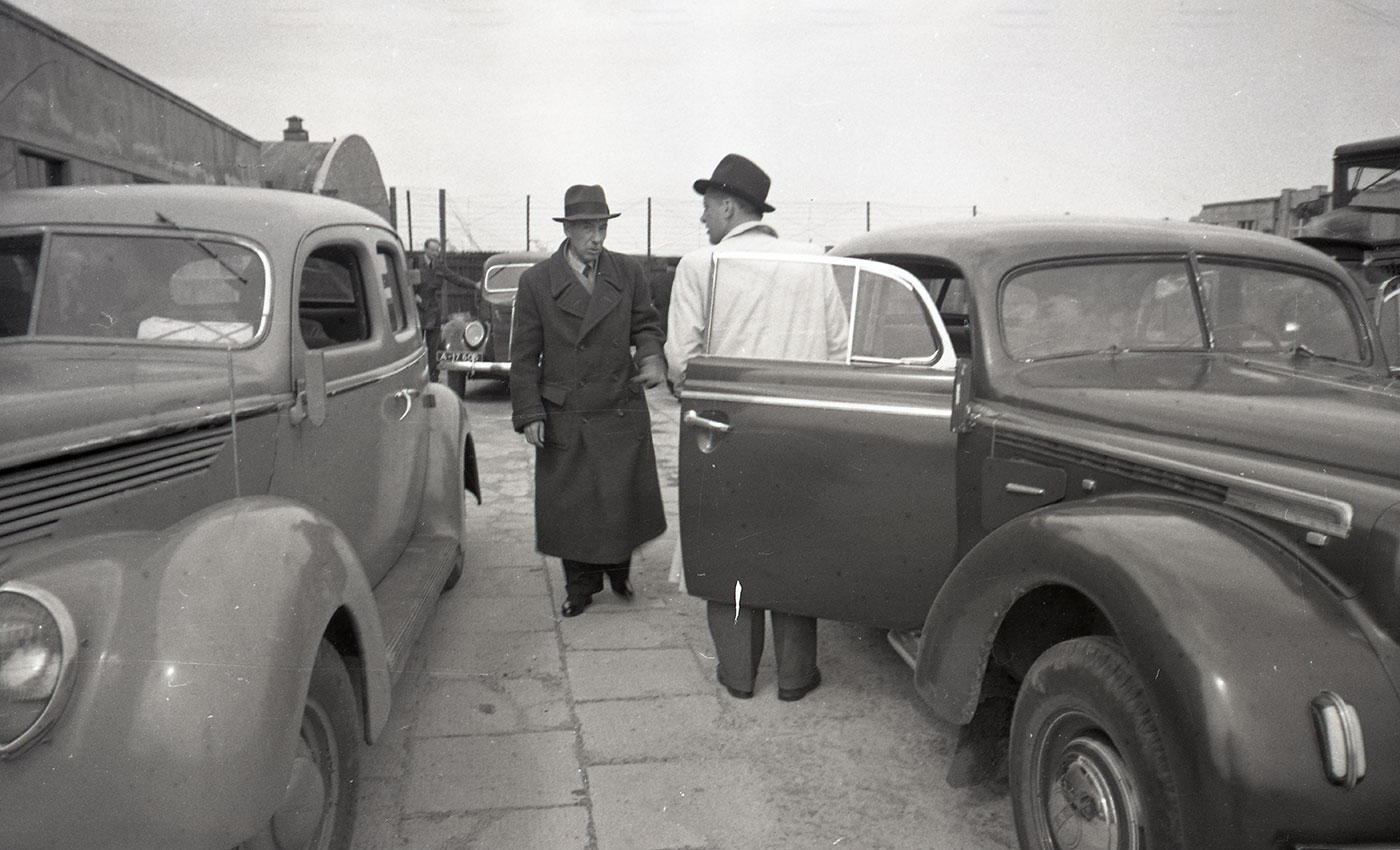 Eugeniusz Kwiatkowski (w ciemnym płaszczu) na terenie gdyńskiej sp&oacute;łki Dalmor, fot.Florian Staniszewski // Zdjęcie pochodzi ze zbior&oacute;w Muzeum Miasta Gdyni ze zbioru fotografii z lat 1945-1946. 