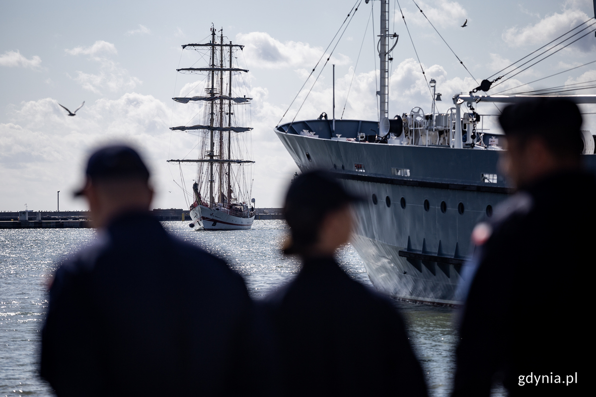 ORP Iskra wchodzi do portu.