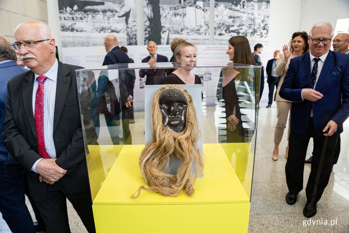 Maska afrykańska, jeden z prezent&oacute;w otrzymanych przez Muzeum. Fot. Przemysław Kozłowski