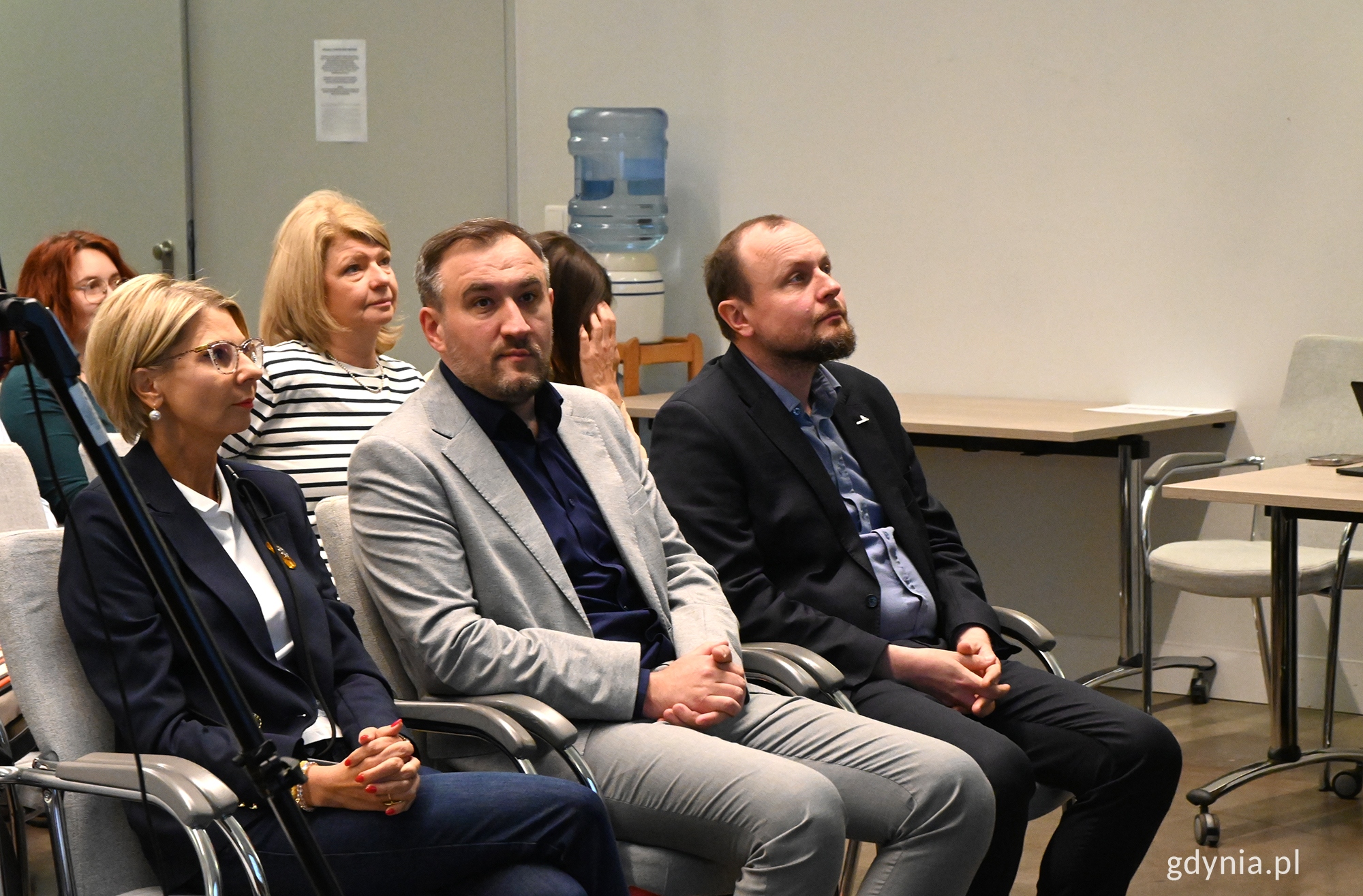 Na zdjęciu od lewej: Agnieszka Zabłocka, dyrektorka Departamentu Kancelarii Marszałka Wojew&oacute;dztwa Pomorskiego, Tomasz Augustyniak, dyrektor zarządzający do spraw społecznych Urzędu Miasta Gdyni oraz Mariusz Bzdęga, dyrektor zarządzający ds. kultury i aktywności mieszkańc&oacute;w Urzędu Miasta Gdyni.