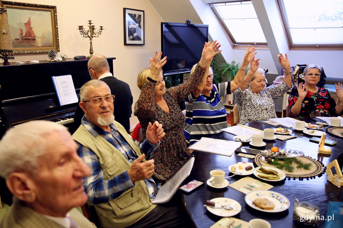 Wsp&oacute;lne muzykowanie i śpiewy mieszkańc&oacute;w DPS-u. Fot. Przemysław Kozłowski