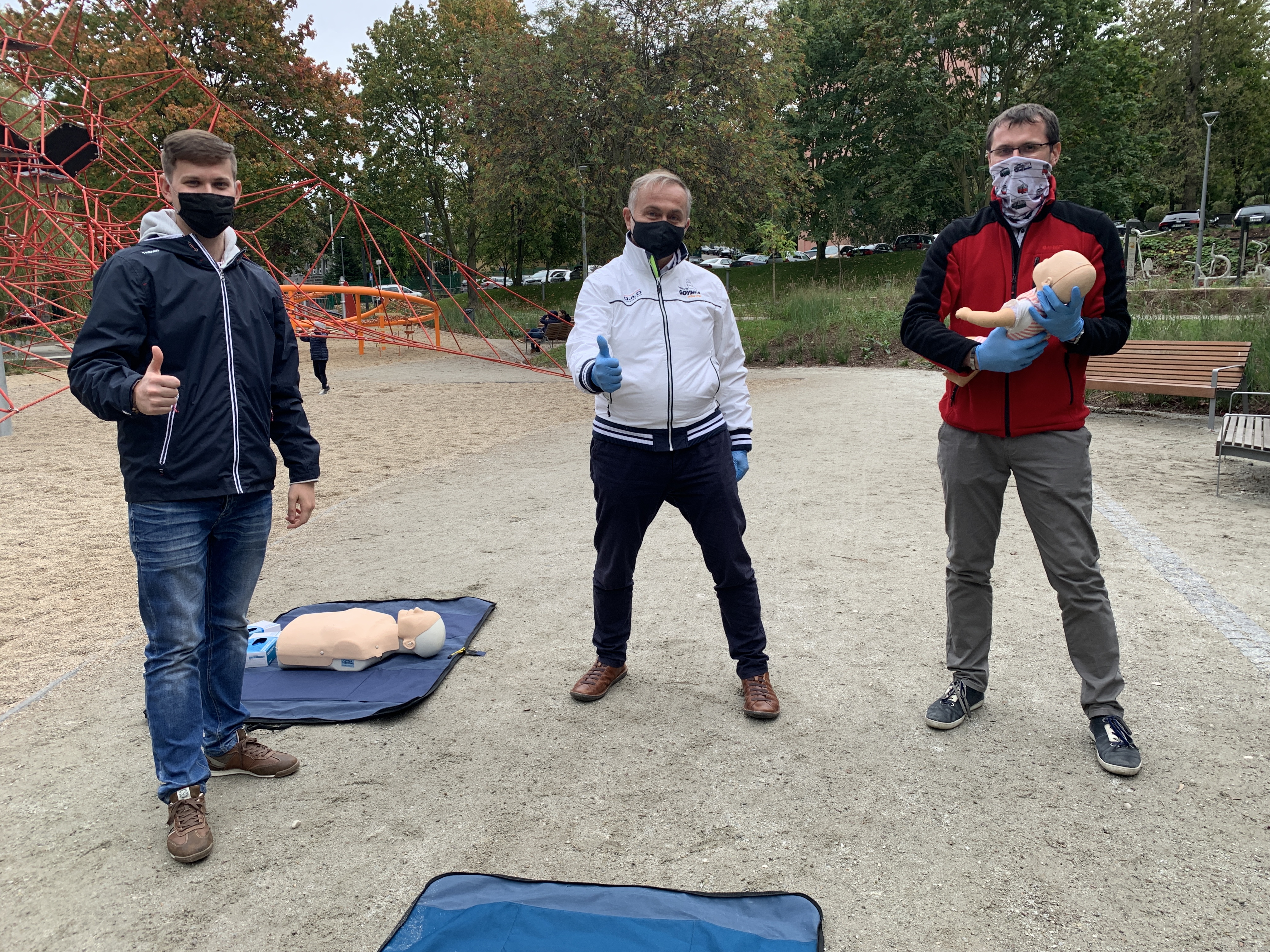 Od lewej: Adam Labuhn - przewodniczący Parlamentu Student&oacute;w WSAiB, Wojciech Szczurek - prezydent Gdyni oraz Lechosław Dzierżak - prezes stowarzyszenia KrewAktywni wzięli udział w akcji promującej resuscytację // fot. materiały prasowe
