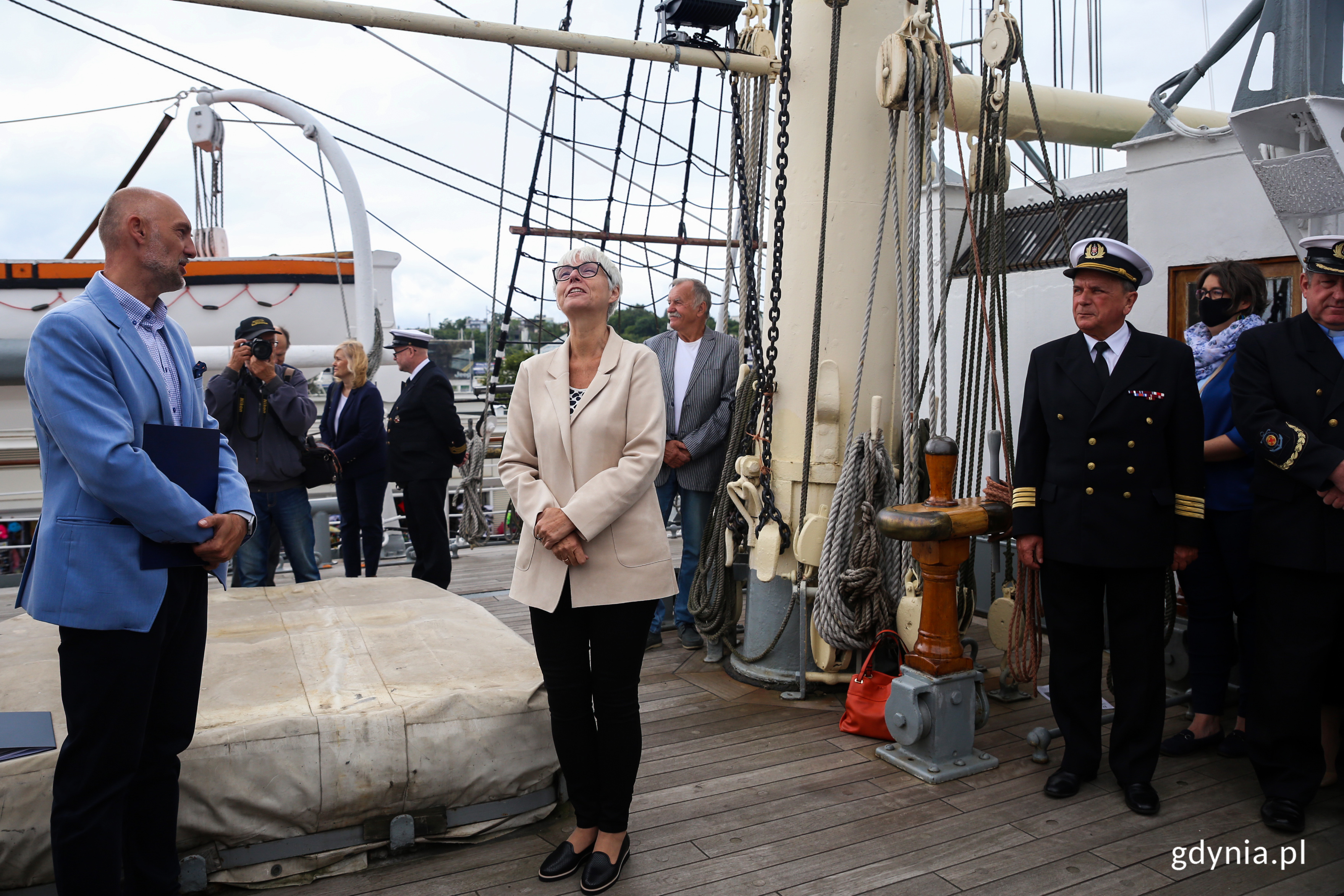 Joanna Zielińska, Przewodnicząca Rady Miasta Gdyni podczas uroczystości poświęcenia i podniesienia nowej bandery na "Darze Pomorza". Fot. Przemysław Kozłowski