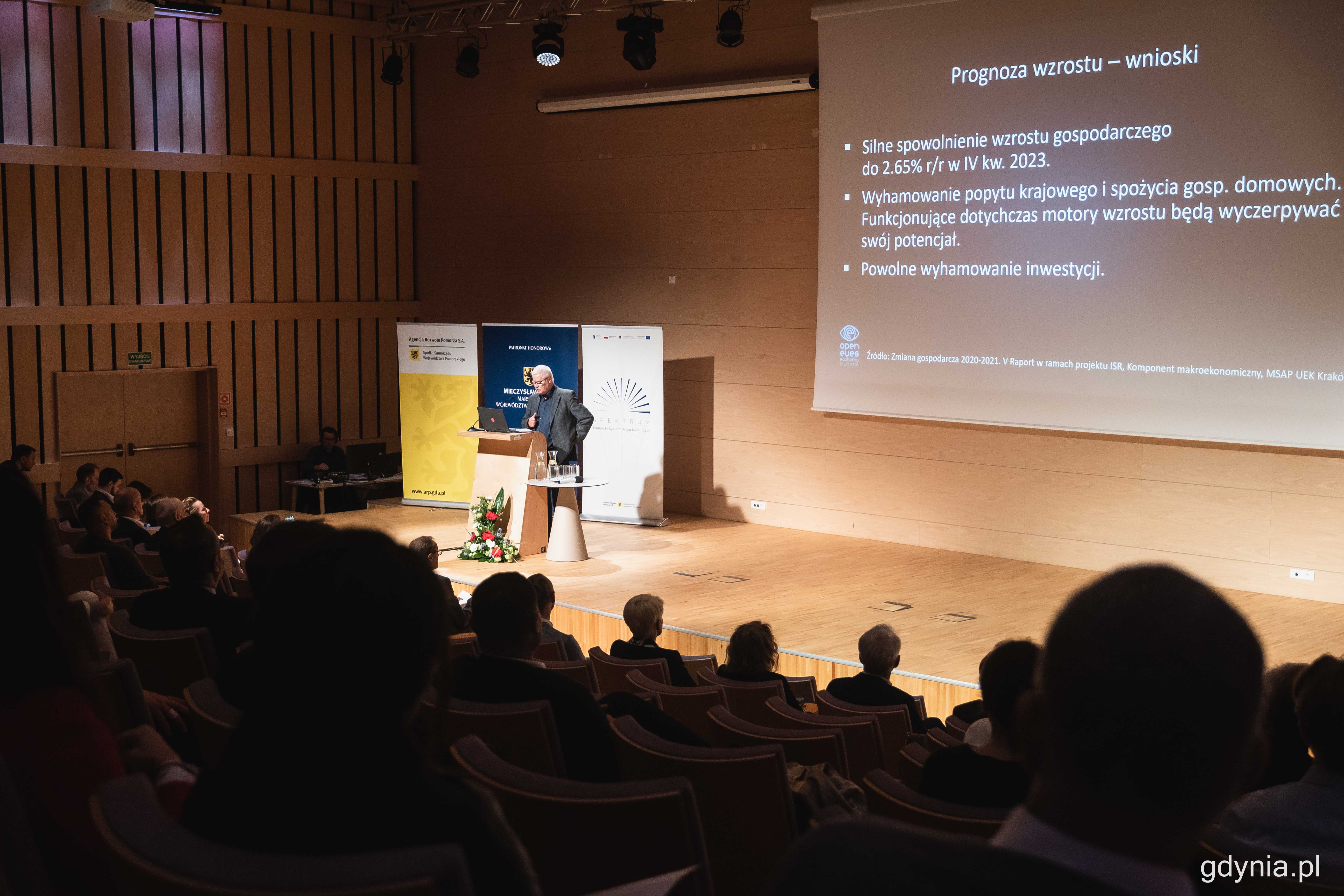 Czeka nas recesja w gospodarce - to jeden z najważniejszych wniosk&oacute;w przedstawionych w Gdyni przez profesora Jerzego Hausnera (na zdjęciu), fot. Kamil Złoch