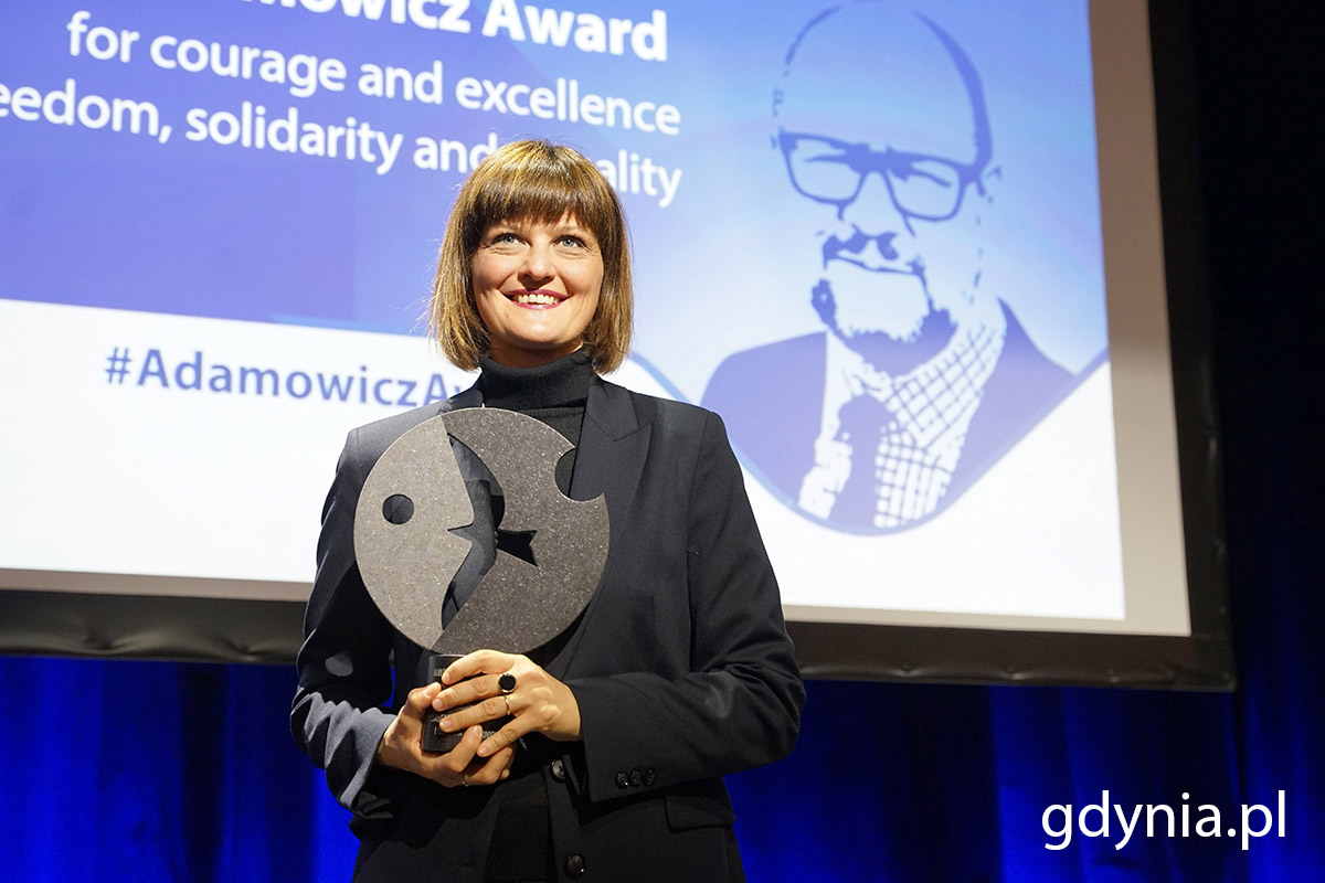  Maddalena Alberti, dyrektorka  Stowarzyszenie na rzecz Ambasady Demokracji Lokalnej w Zavidovici ze statuetką