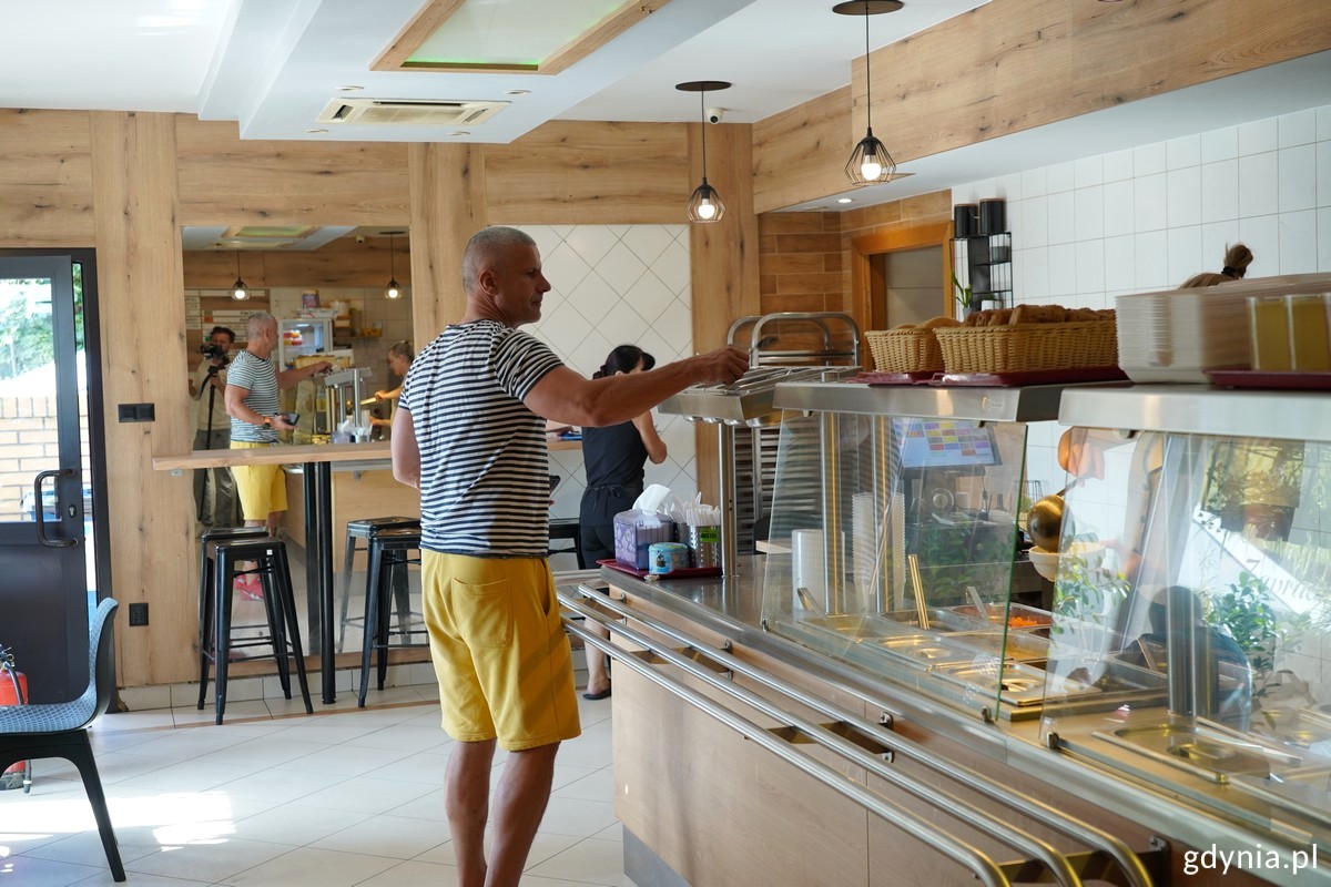 Bar &bdquo;Tęczowy&rdquo; z klientami w środku