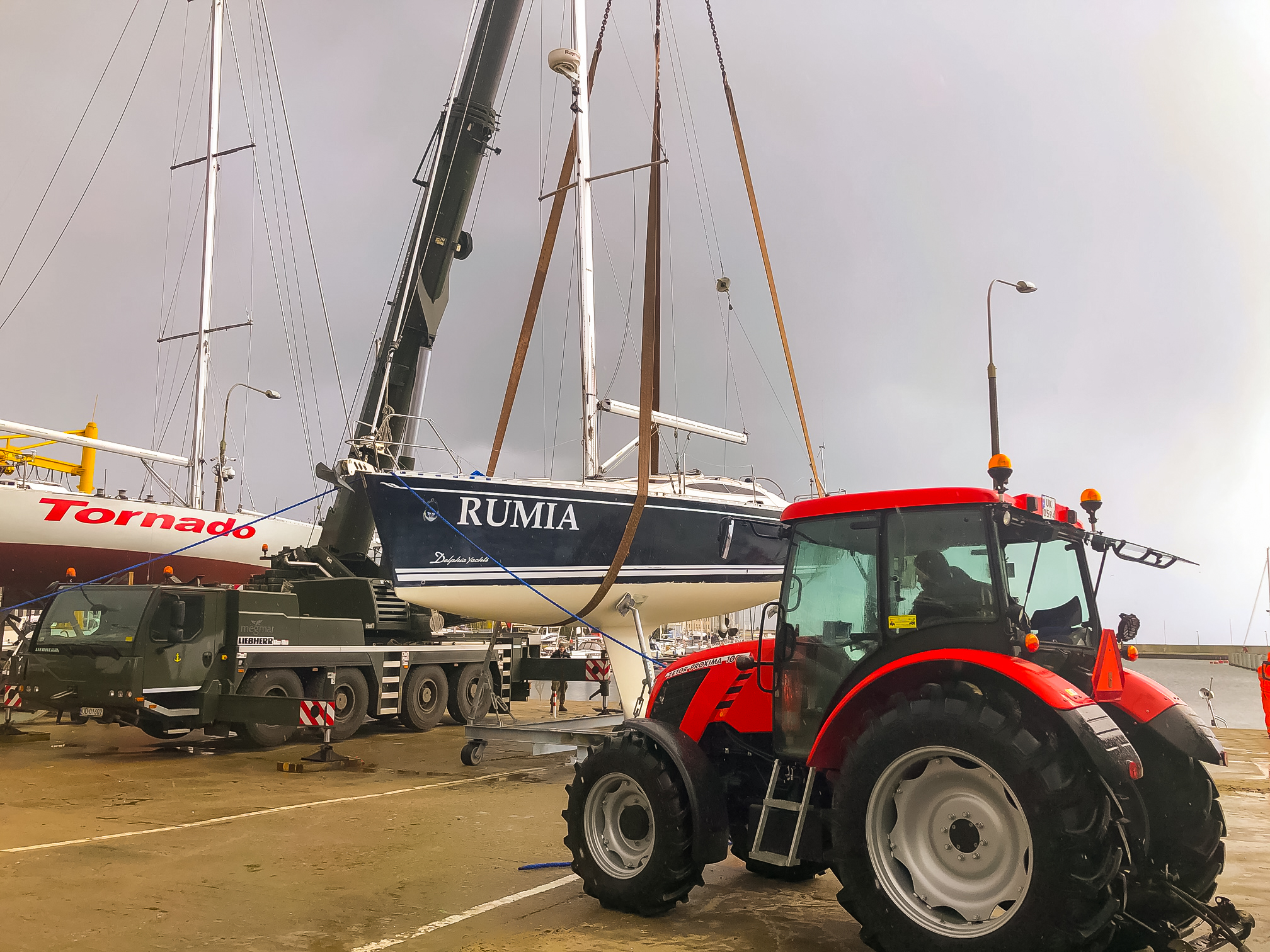 Wodowanie jacht&oacute;w OSŻ MW w Gdyni, fot. kmdr ppor. Krzysztof Duszyński