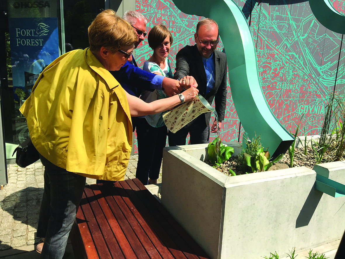Otwarcie pierwszego gdyńskiego ogrodu deszczowego przy Gdynia InfoBox w 2018 r. Na zdjęciu (od prawej): wiceprezydent ds. innowacji Michał Guć, Jowita Kurach z Centrum Informacji i Edukacji Ekologicznej, Markos Pagudis, prezes Agencji Rozwoju Gdyni oraz Joanna Lepczak-Michalska, &oacute;wczesna kierownik Centrum Informacji i Edukacji Ekologicznej// fot. Dorota Marszałek-Jalowska
