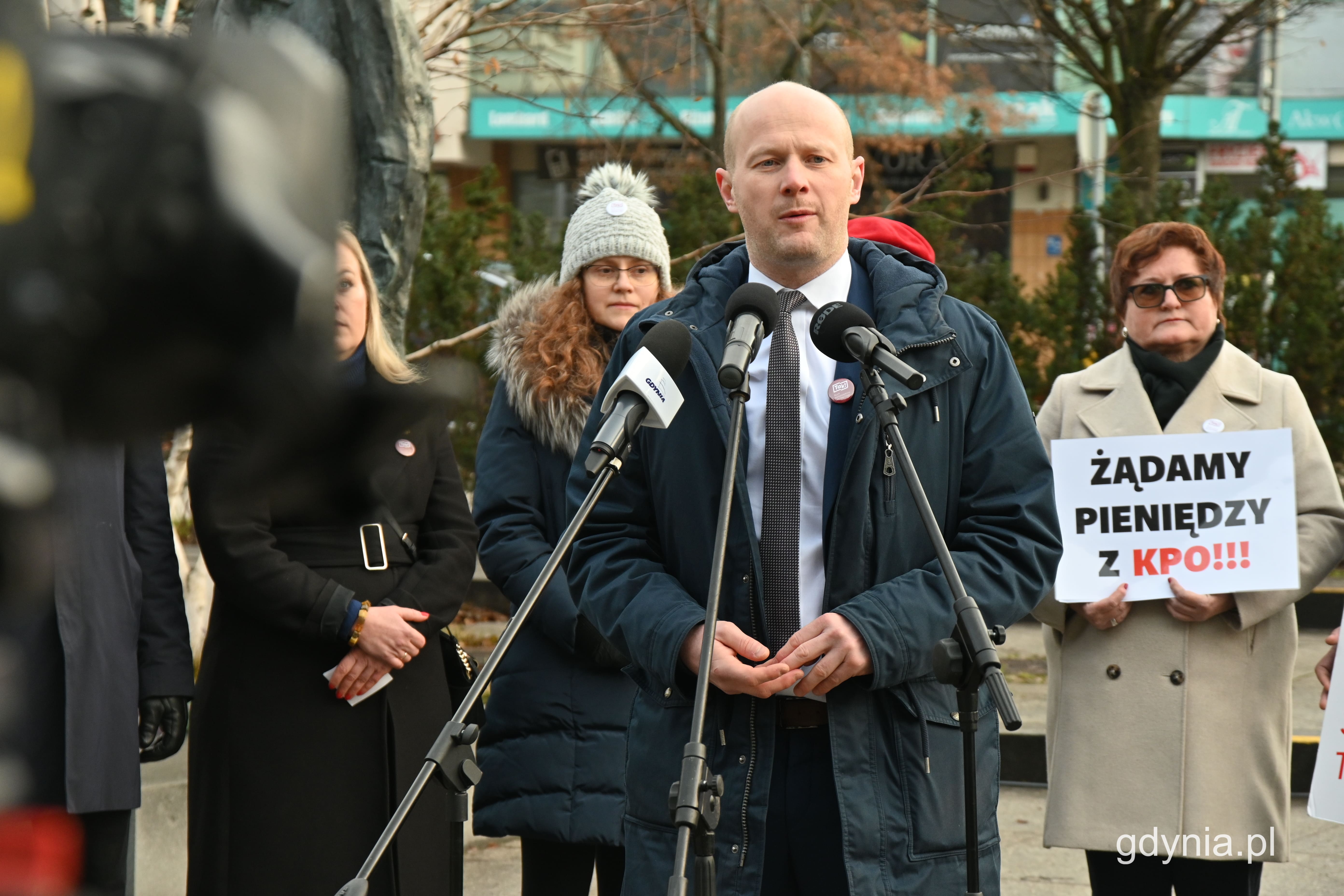 Wiceprezydent Gdyni ds. jakości życia, Bartosz Bartoszewicz (na zdjęciu) podkreślił sytuację samorząd&oacute;w, kt&oacute;re czekają na środki mogące napędzić nowe inwestycje, fot. Kamil Złoch