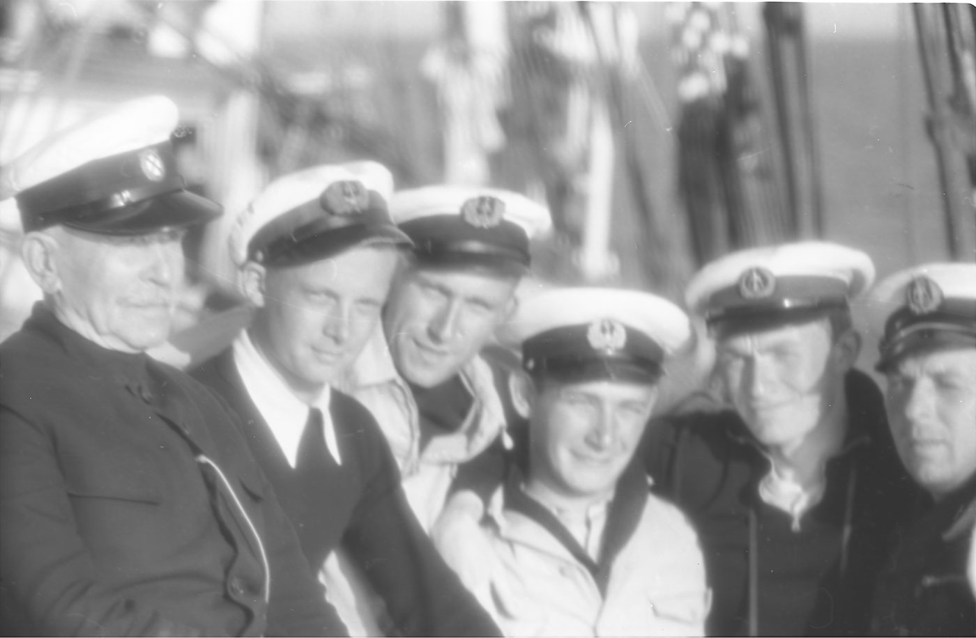 Kapitan Mariusz Zaruski (pierwszy z lewej) z załogą żaglowca "Zawisza Czarny". Fot. Florian Staszewski, 1936 rok, źr&oacute;dło: gdyniawsieci.pl 