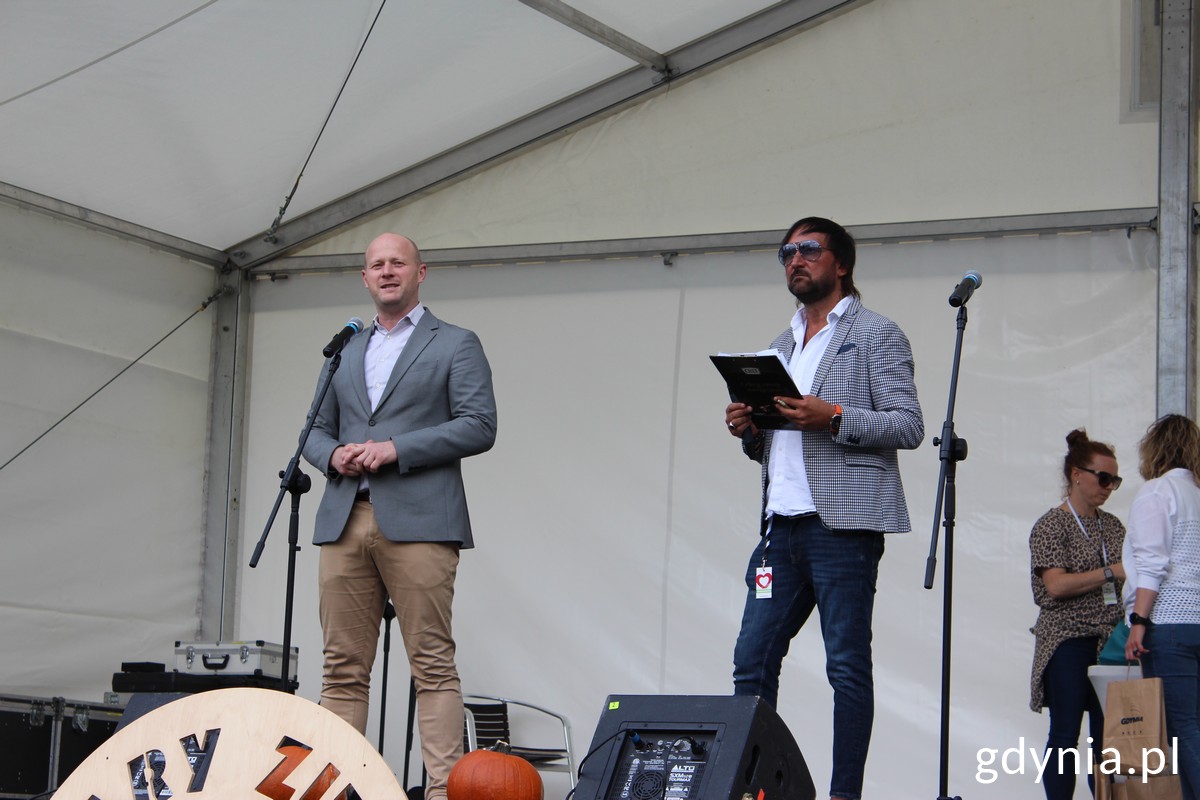 Na scenie przy mikrofonie wiceprezydent Bartosz Bartoszewicz (z lewej) i prowadzący imprezę