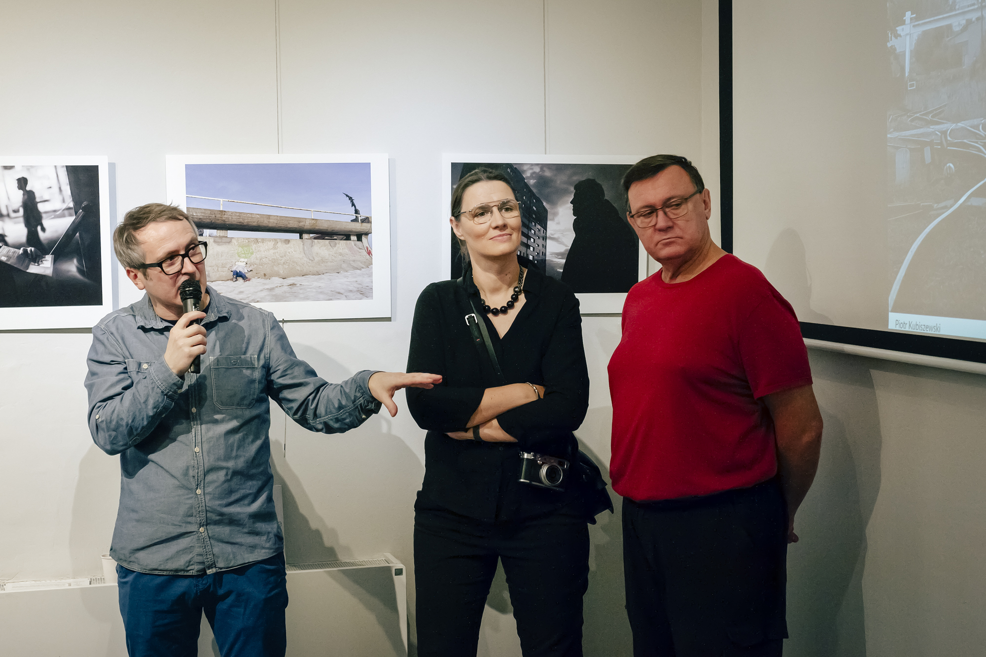 Wernisaż wystawy  pokonkursowej "Gdynia Fotogeniczna 2021". Od lewej: Krzysztof Winciorek, organizator projektu i sekretarz Jury oraz Jurorzy: Karolina Misztal i Wojtek Korsak. Fot. Grzegorz Sosiński