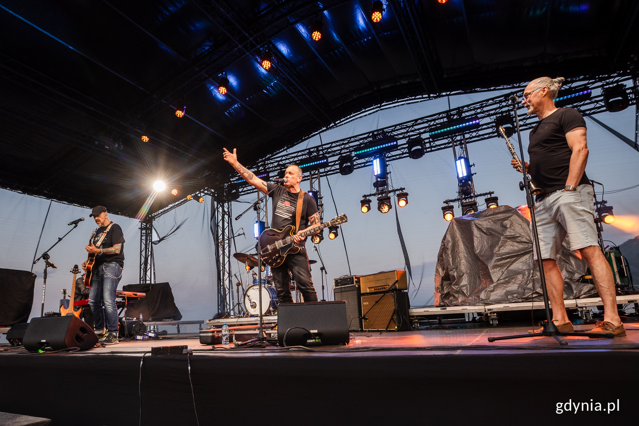 Na scenie Tymon Tymański i zesp&oacute;ł Kury