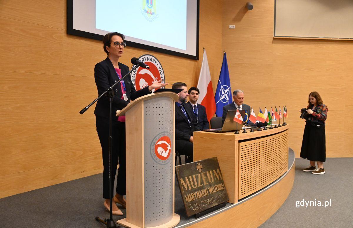 Dr Andreea Croitoru z Narodowego Muzeum Marynarki Wojennej Rumunii w trakcie wykładu w Muzeum Marynarki Wojennej w Gdyni
