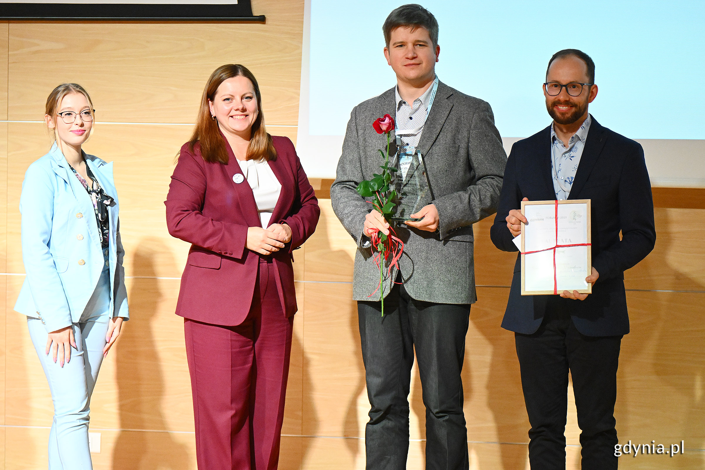 Laureaci wraz z prezydent Gdyni (fot. Michał Puszczewicz)