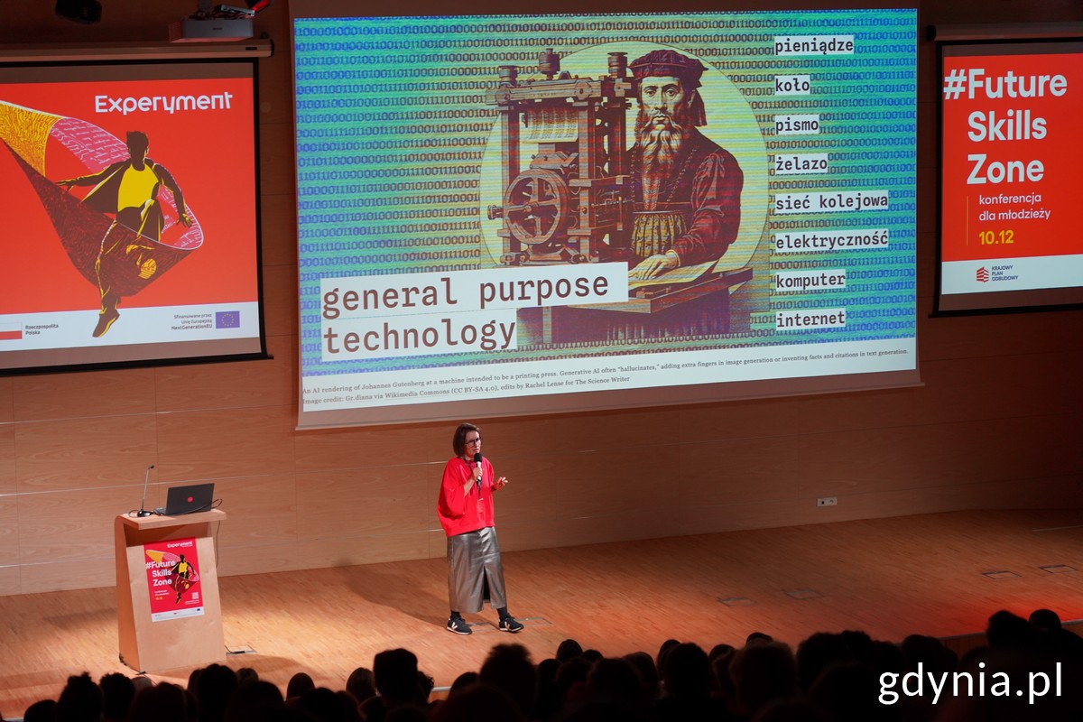 Dr Edyta Sadowska podczas wykładu &bdquo;Gdzie jesteśmy i dokąd zmierzamy?&rdquo;