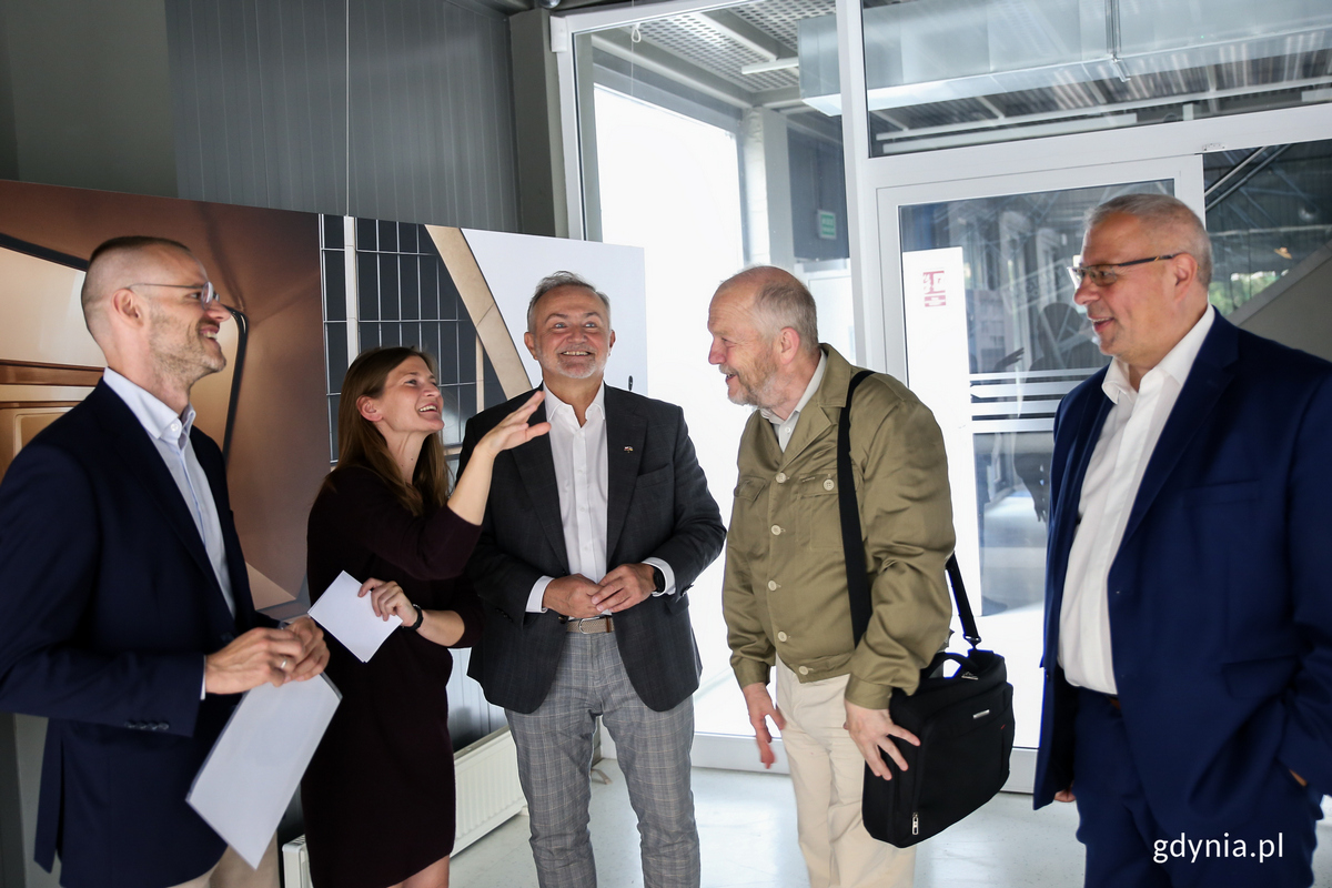 Otwarcie wystawy, od lewej: Witold Okun, Instytut Pileckiego w Berlinie, kurator; dr Małgorzata Jędrzejczyk, Instytut Pileckiego w Berlinie, kuratorka, Wojciech Szczurek, prezydent Gdyni; Marek Stępa, naczelnik Wydziału Ochrony Dziedzictwa; Markos Pagudis, prezes Agencji Rozwoju Gdyni. Fot. Przemysław Kozłowski