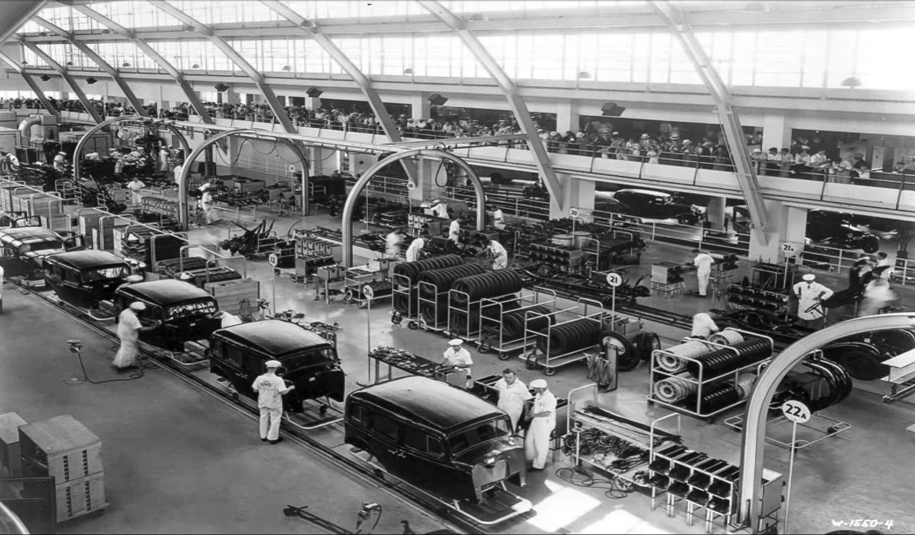 Wiliam Durant &ndash; historia pioniera motoryzacji, zrzut ekranu z filmu przedstawiający fabrykę samochod&oacute;w w Stanach Zjednoczonych