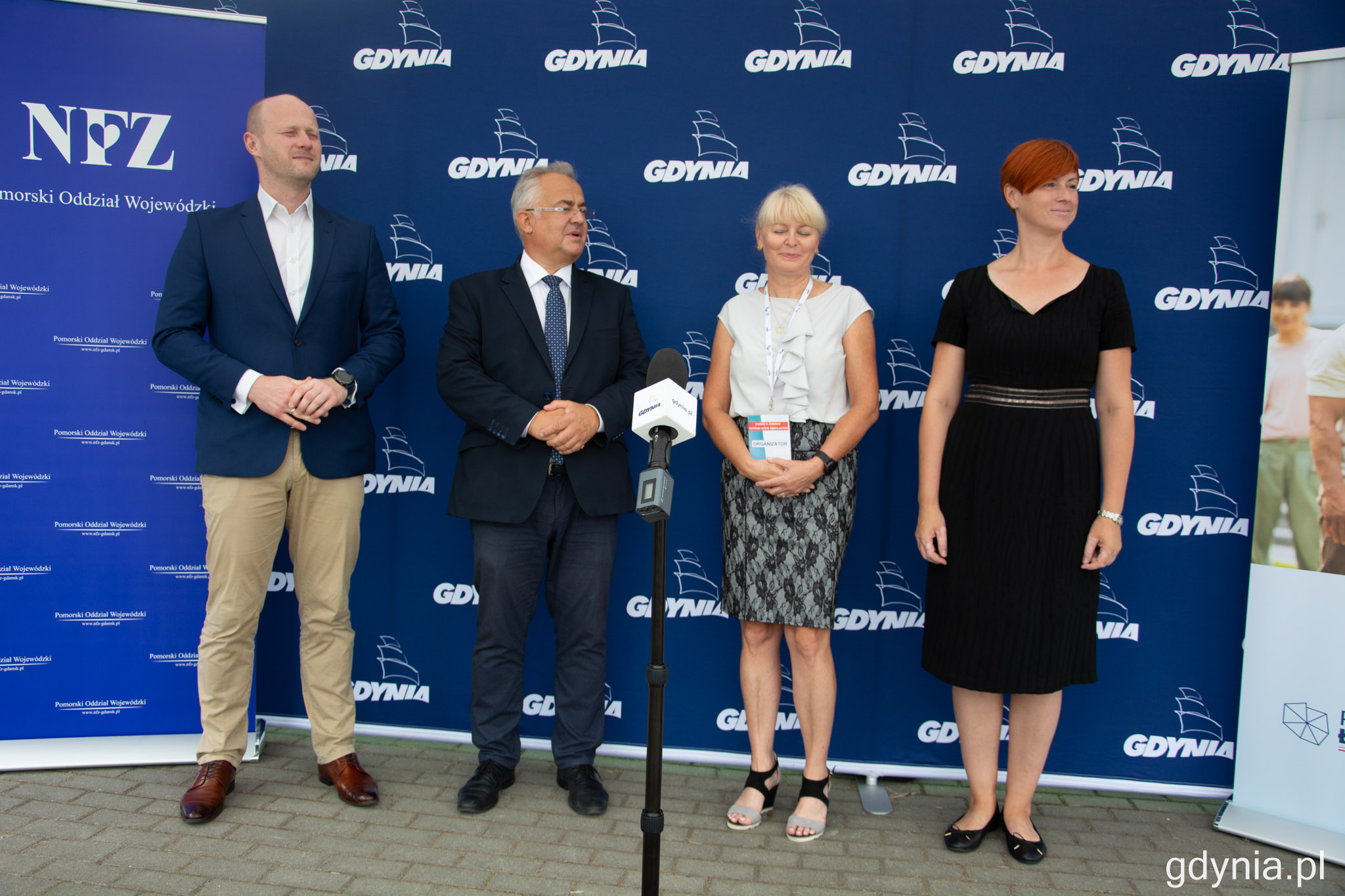 Od lewej: wiceprezydent Gdyni ds. jakości życia &ndash; Bartosz Bartoszewicz, dyrektor Wydziału Zdrowia Pomoroskiego Urzędu Wojew&oacute;dzkiego &ndash; Jerzy Karpiński, zastępca dyrektora Gdyńskiego Centrum Zdrowia &ndash; Beata Gronowska oraz koordynator ds. profilaktyki Pomorskiego Oddziału Wojew&oacute;dzkiego NFZ &ndash; Hanna Jankiewicz.