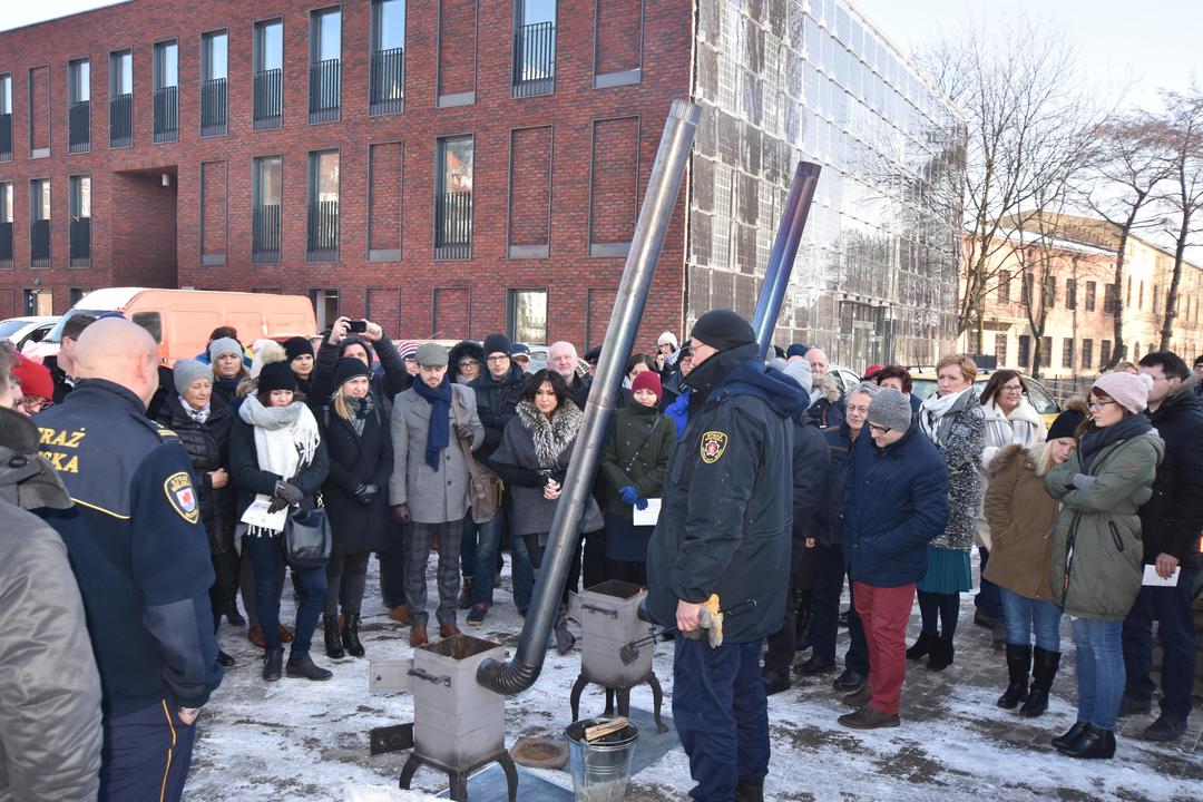 Pokaz odg&oacute;rnej metrody palenia w kozie w wykonaniu gdyńskiej Straży Miejskiej, fot. Grażyna Pilarczyk