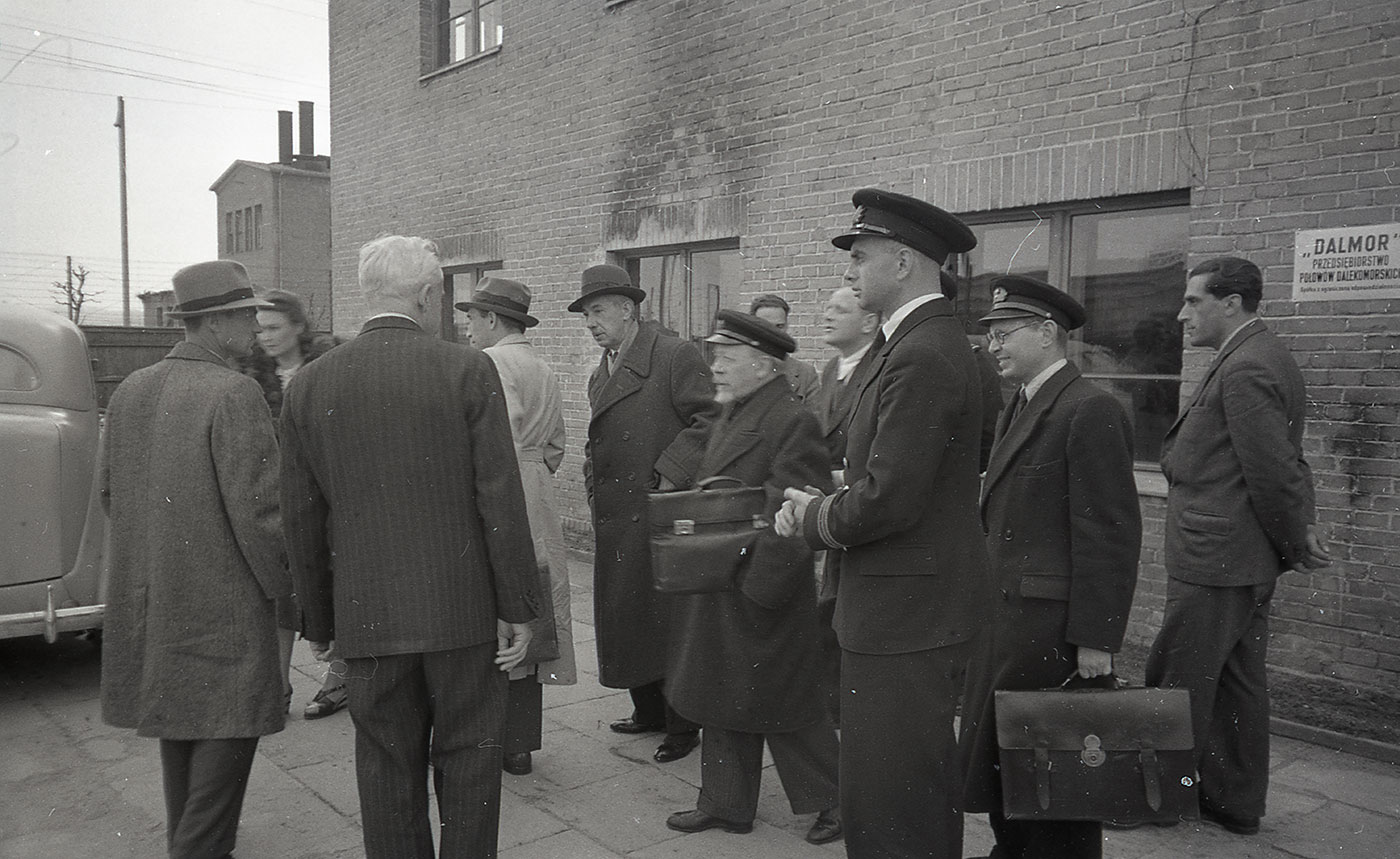 Eugeniusz Kwiatkowski (w ciemnym płaszczu) na terenie gdyńskiej sp&oacute;łki Dalmor, fot.Florian Staniszewski // Zdjęcie pochodzi ze zbior&oacute;w Muzeum Miasta Gdyni ze zbioru fotografii z lat 1945-1946. 