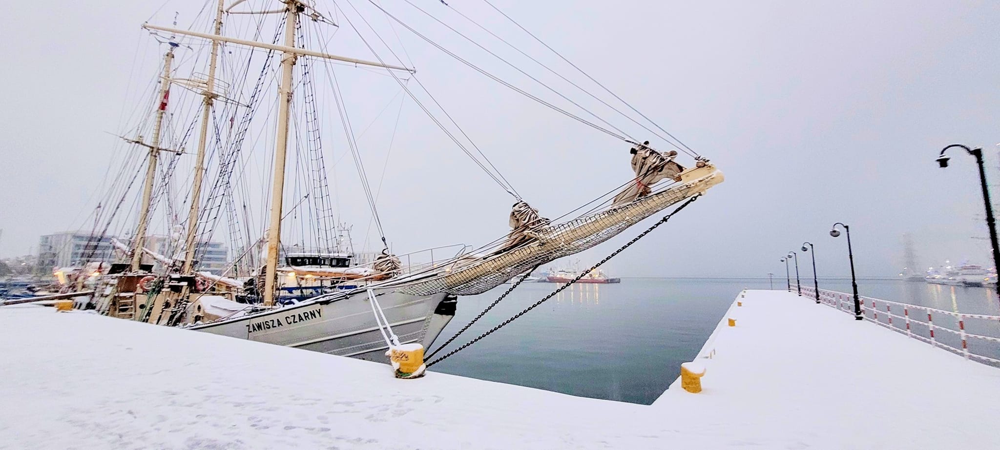 Jeden ze słynnych żaglowc&oacute;w pod białą pierzynką, fot. Magdalena Banaś / z naszej facebookowej grupy &bdquo;Gdynia w obiektywie&rdquo; (facebook.com/groups/gdyniawobiektywie)