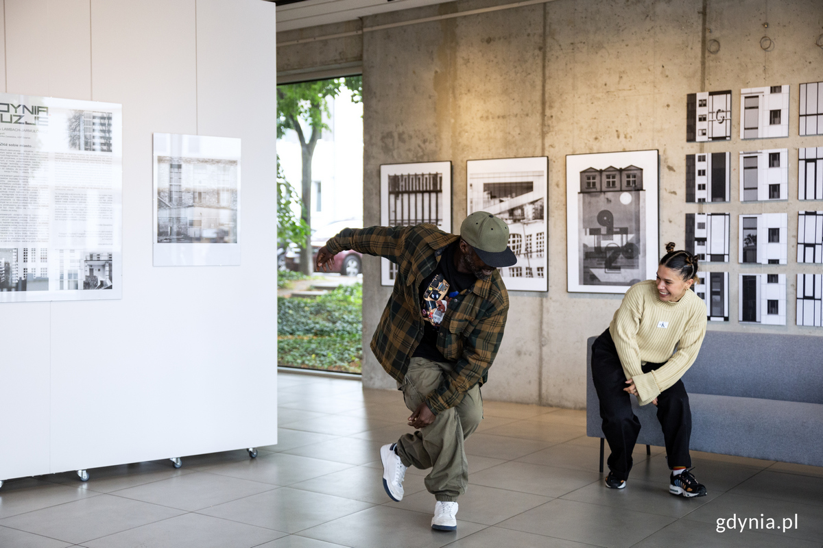 Tancerze, uczestnicy Infinite Force Camp 2023 wybrali przestrzeń galerii GCF z wystawą "Gdynia. Iluzje" na kr&oacute;tki pokaz tańca. Fot. Przemysław Kozłowski