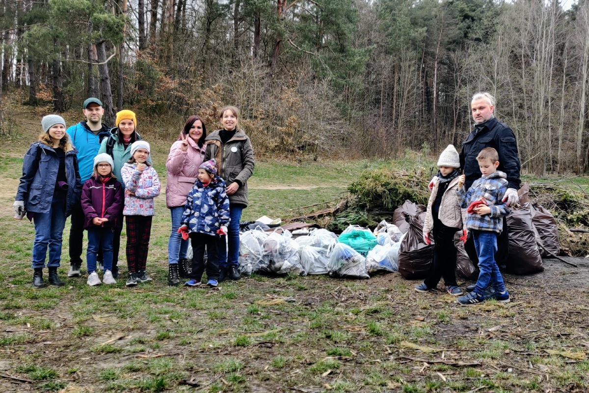Radni dzielnicy Dąbrowa wraz z uczestnikami akcji sprzątania z okazji Dnia Ziemi oraz radnym miasta Norbertem Anisowiczem (fot. Rada Dzielnicy Dąbrowa)